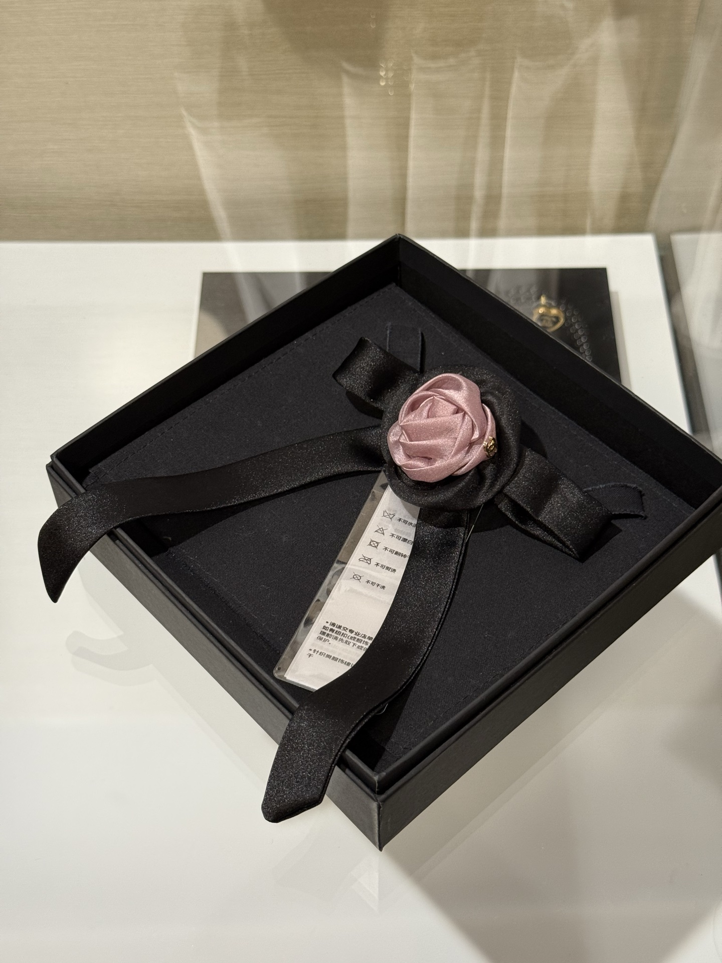 NO:669692,Chanel's new pink mesh rose bow satin gold double-C duckbill clip side clip hairpin. Pink gauze rose gold flower shape is full and three-dimensional. It is elegant and charming. It has a gentle feeling when worn. It is super elegant when worn daily. 88168,,chanel,hairpins,Cardia high-end jewelry19860909Chanel 新款粉色网纱玫瑰花蝴蝶结缎面金色双c鸭嘴夹侧边夹发夹 粉纱玫瑰金花型饱满立体 优雅有韵味 戴上自带温柔感 日常佩戴超级显气质 88168,,chanel,hairpins,卡迪亚高端饰品,Jewelry