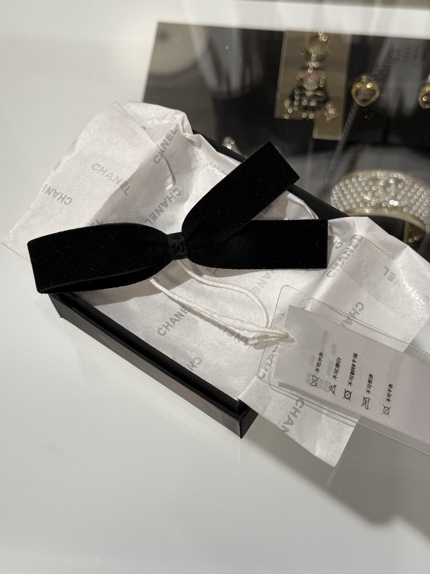 NO:669649,88160,Chanel new black velvet side bow, black double c single duckbill clip, BB clip, side clip, side bow + black velvet design, playful, cute and retro, very practical for daily wear, full of extravagance with a pinch, chanel, hairpins, Cartier high-end jewelry1986090988160,Chanel 新款黑丝绒侧系蝴蝶结黑色双c单只鸭嘴夹BB夹侧边夹发夹 侧系蝴蝶结+黑丝绒设计 俏皮可爱又复古 日常非常实戴 随手一夹贵气感满满,,chanel,hairpins,卡迪亚高端饰品,Jewelry