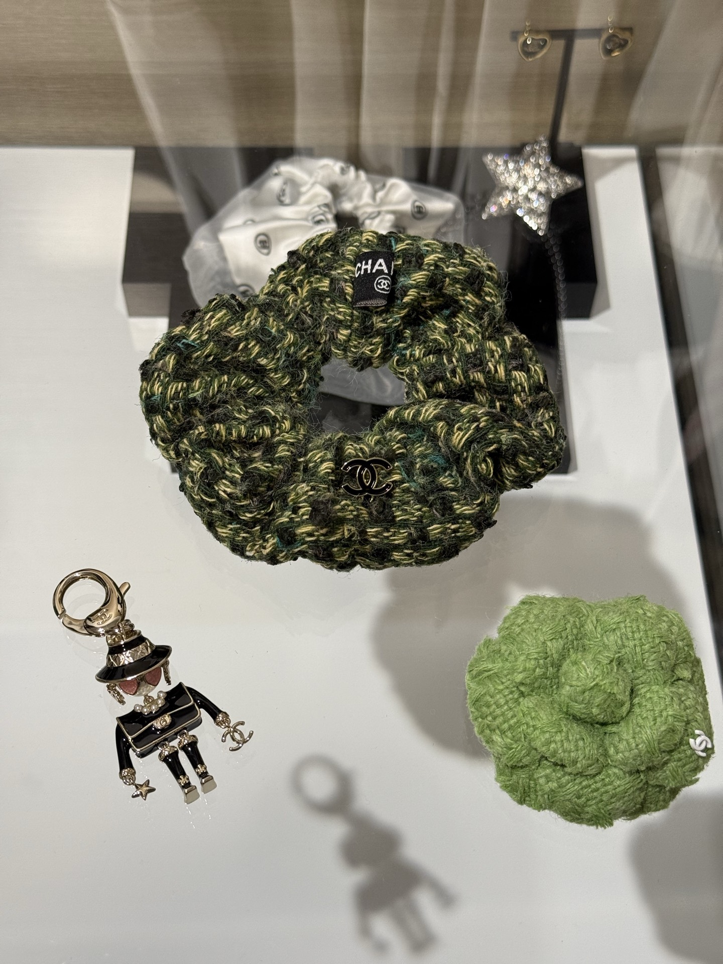 NO:669684,88160,Chanel's new retro green yarn tweed black gold double C hair tie. Dark and light green yarn + black double C design. The color is unique and retro. When tied on the head, it directly adds to the atmosphere. Very artistic,,chanel,Cardia high-end jewelry1986090988160,Chanel 新款复古绿纱线粗花呢黑金双c发圈发绳 深浅绿色纱线+黑色双c设计 配色独特又复古 绑在头上氛围感直接拉满 非常有艺术感,,chanel,卡迪亚高端饰品,Jewelry