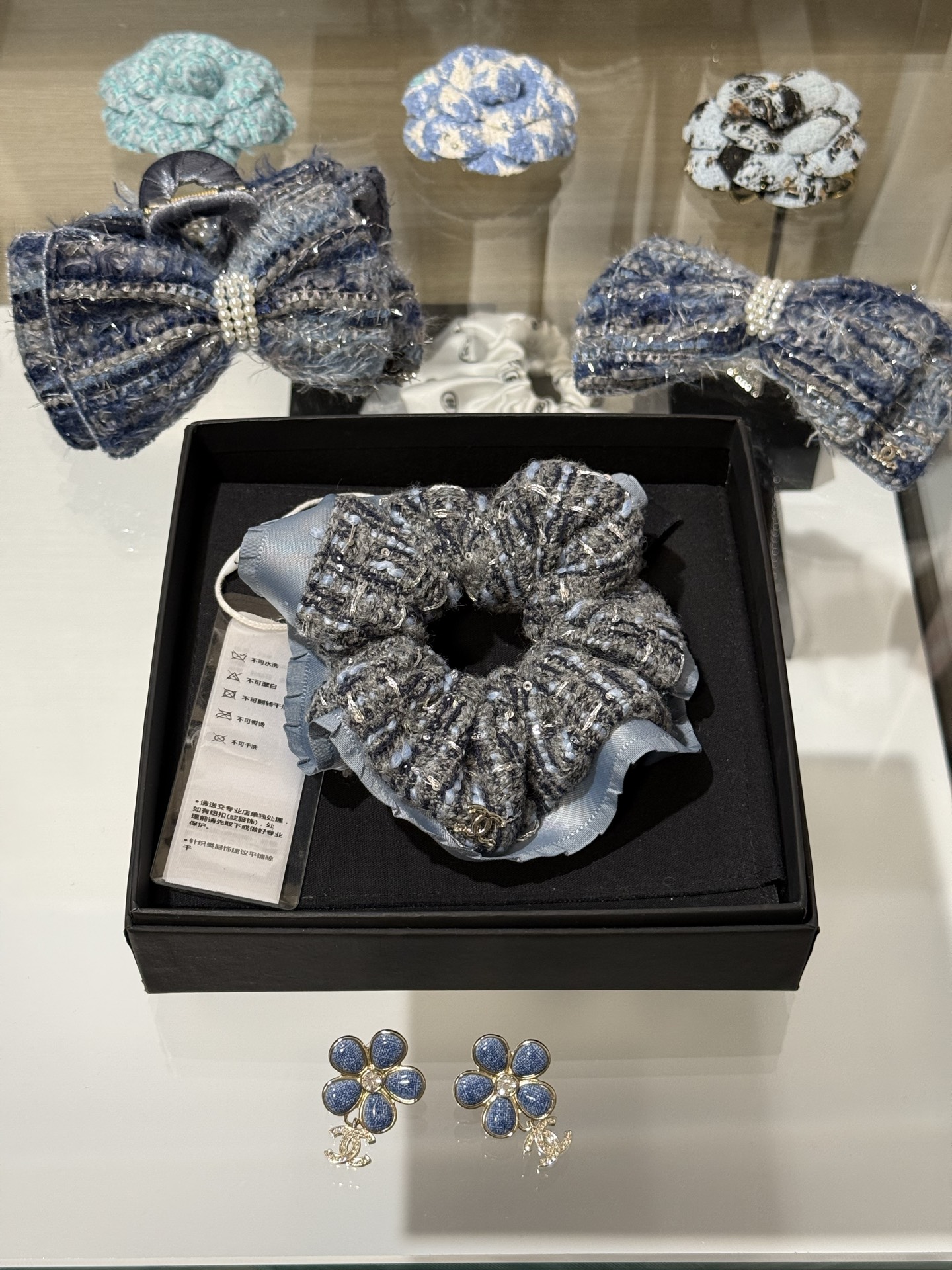 NO:669686,88168, Chanel's new gray-blue sequined tweed satin lace silver double-C scrunchie and hair tie. Gray-blue tweed. The color is very unique and high-end. It is embellished with sequins and satin lace. It is full of texture. Wear it and you will become a rich and exquisite daughter in an instant. Full marks recommended, Chanel, Cartier high-end jewelry1986090988168,Chanel 新款灰蓝色亮片粗花呢缎面花边银色双c发圈发绳 灰蓝色调粗花呢 颜色非常独特高级 亮片与缎面花边点缀 质感满满 戴上秒变精致富家千金 满分推荐,,chanel,卡迪亚高端饰品,Jewelry
