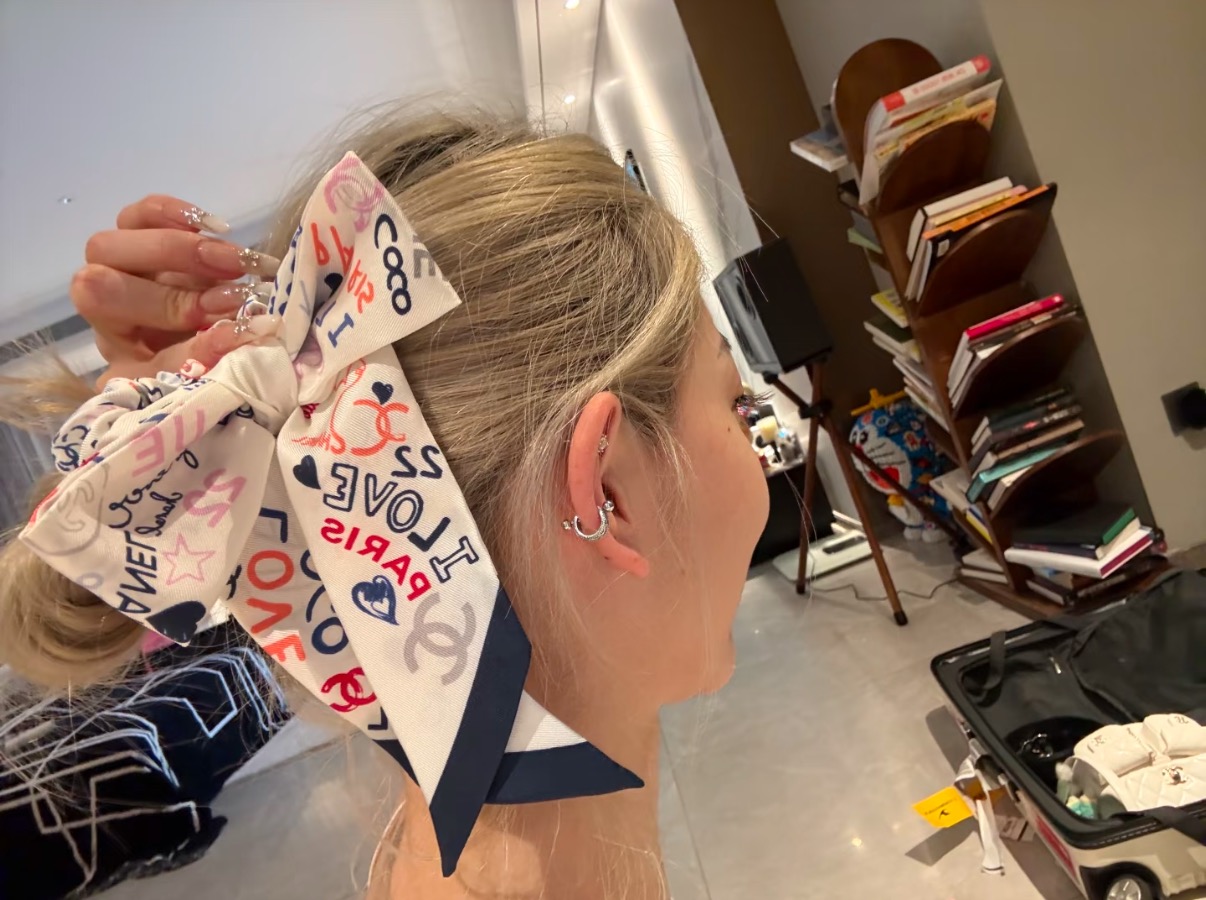 NO:720448,Chanel two-piece set of mulberry silk letter graffiti printed Twilly silk scarf ribbon bow hair tie. Colorful graffiti printed pattern two-piece design. Cute and practical. Twill silk mulberry silk fabric. Full texture. Two ways to use the hair tie. Wear it alone for daily commuting. The silk scarf streamer can be tied to the bag handle, tied around the waist as a waist chain, decoration, worn on the wrist, as a bow tie, etc., chanel, real silk, Cartier high-end jewelry19860909Chanel 两件套桑蚕丝字母涂鸦印花Twilly丝巾缎带蝴蝶结发圈 彩色涂鸦印花图案两件套设计 可爱又实戴 斜纹真丝桑蚕丝面料 质感十足 两种用法发圈单戴日常通勤百搭 丝巾飘带可以绑包包手柄、系腰上做腰链、装饰、戴手腕上、当领结等,,chanel,real silk,卡迪亚高端饰品,Jewelry