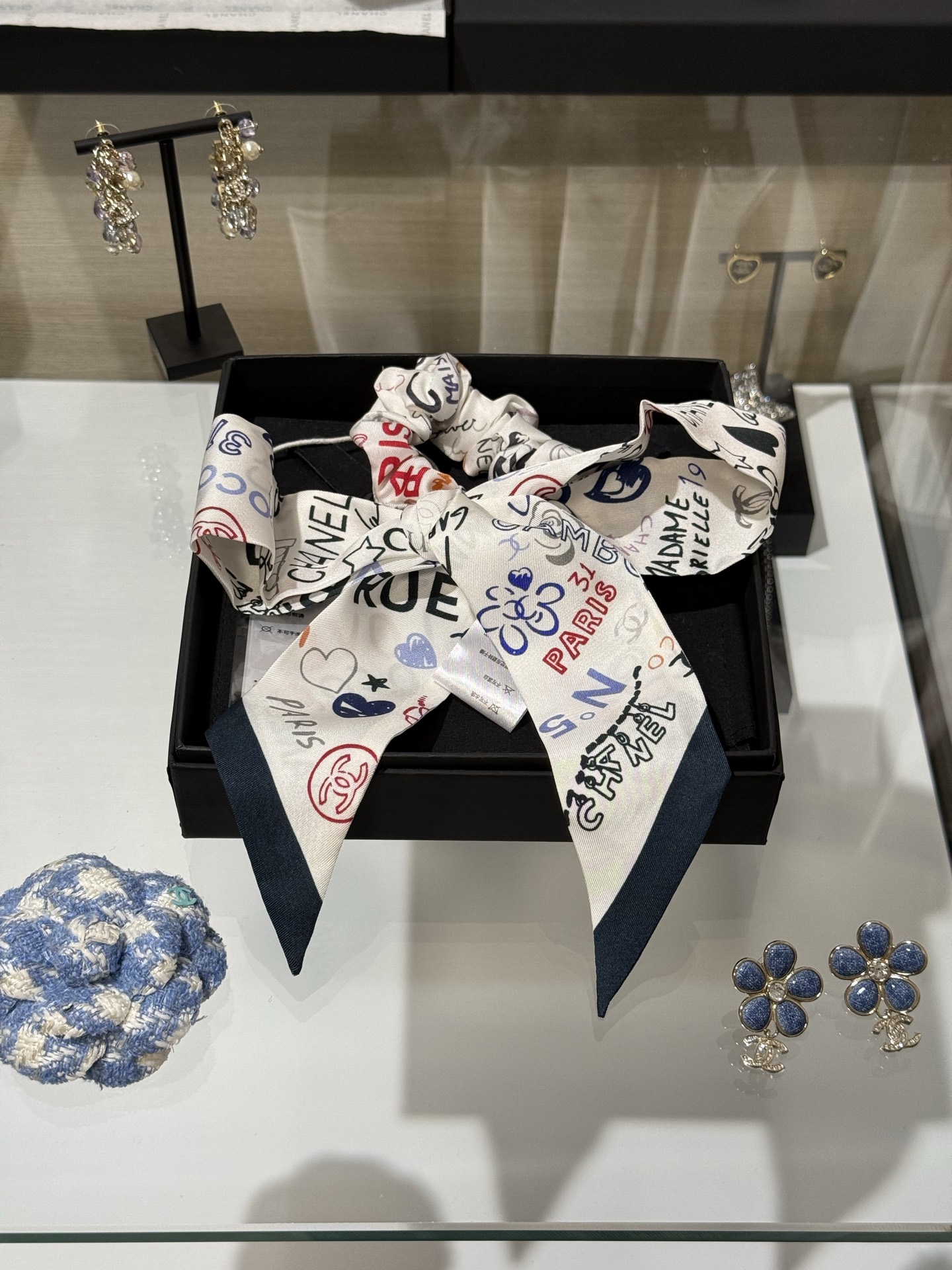 NO:720444,88230,Chanel two-piece set of mulberry silk letter graffiti printed Twilly silk scarf ribbon bow hair tie, colorful graffiti printed pattern two-piece design, cute and practical to wear, twill silk mulberry silk fabric, full of texture, two ways to use the hair tie, wear alone for daily commuting, silk scarf streamers can be tied to bag handles, tied around the waist as a waist chain, decoration, worn on the wrist, as a bow tie, etc.,,chanel,real silk,Cardia high-end jewelry1986090988230,Chanel 两件套桑蚕丝字母涂鸦印花Twilly丝巾缎带蝴蝶结发圈 彩色涂鸦印花图案两件套设计 可爱又实戴 斜纹真丝桑蚕丝面料 质感十足 两种用法发圈单戴日常通勤百搭 丝巾飘带可以绑包包手柄、系腰上做腰链、装饰、戴手腕上、当领结等,,chanel,real silk,卡迪亚高端饰品,Jewelry