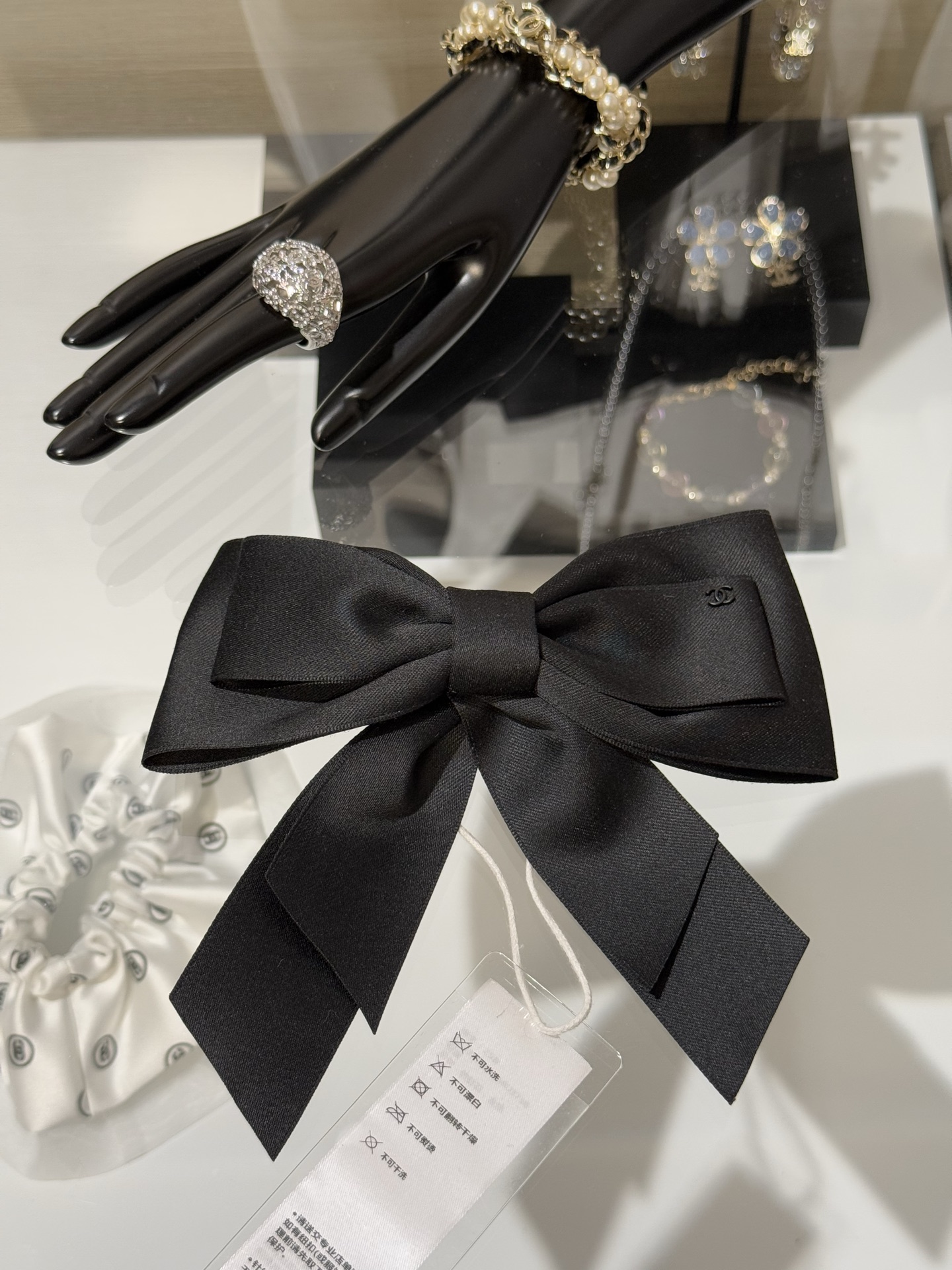 NO:741579,88180,Chanel new large and small double bow black double C satin ribbon hairpin spring clip Jennie Cannes style bow hairpin. The upper body is very elegant. The double bow superimposed design is versatile and layered. It can be worn with clothes and makeup in daily life to make the back more distinguished.,chanel,hairpins,Cardia high-end jewelry1986090988180,Chanel 新款大小双蝴蝶结黑色双c缎带发夹弹簧夹 Jennie戛纳同款蝴蝶结发夹 上身非常显气质 双蝴蝶结叠加设计 百搭又有层次感 日常搭配衣服妆造佩戴让背影更加分,,chanel,hairpins,卡迪亚高端饰品,Jewelry