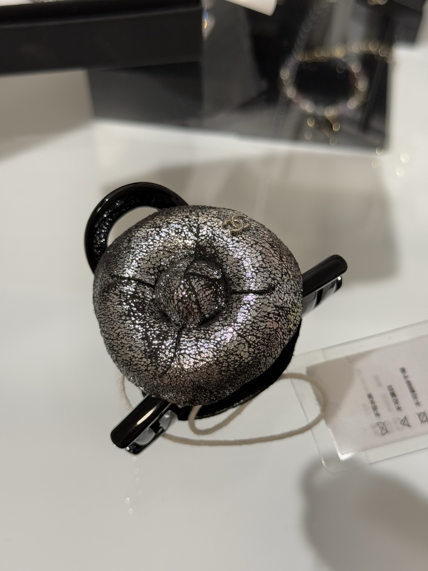 NO:720505,88160Chanel New Bursting Texture Camellia Silver Double C Medium Clip Hair Clip Shark Clip Special Craftsmanship Cracked Leather Camellia Very Retro Texture Medium Clip is More Suitable for Half-tied Hair Style High-end and Artistic, Chanel, Hairpins, Cardia High-End Jewelry1986090988160Chanel 新款爆裂纹理山茶花银色双c中号抓夹发夹鲨鱼夹 特殊工艺裂纹皮山茶花 非常有复古质感 中号抓夹更适合半扎发造型 高级又有艺术,,chanel,hairpins,卡迪亚高端饰品,Jewelry