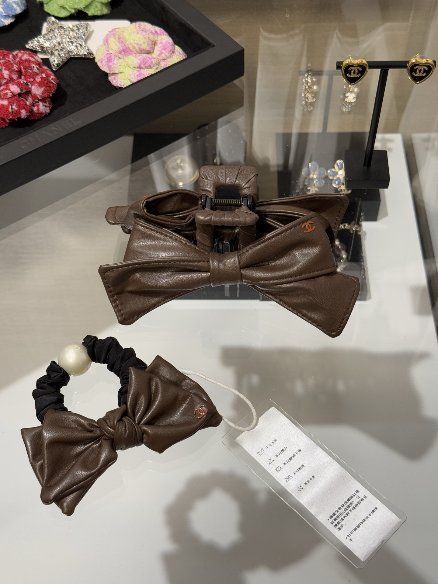 NO:720495,88200, Chanel's new brown leather bow enamel double-C large clip shark clip hairpin. Brown leather with bow design. Simple yet stylish. You can have an exquisite hairstyle at any time. The finishing touch of daily makeup,,chanel,hairpins,Cardia high-end jewelry1986090988200,Chanel 新款棕色皮质蝴蝶结珐琅双c大号抓夹鲨鱼夹发夹 棕色皮质配上蝴蝶结设计 简约而不失格调 随手就能拥有一个精致的发型 日常妆造的点睛之笔,,chanel,hairpins,卡迪亚高端饰品,Jewelry
