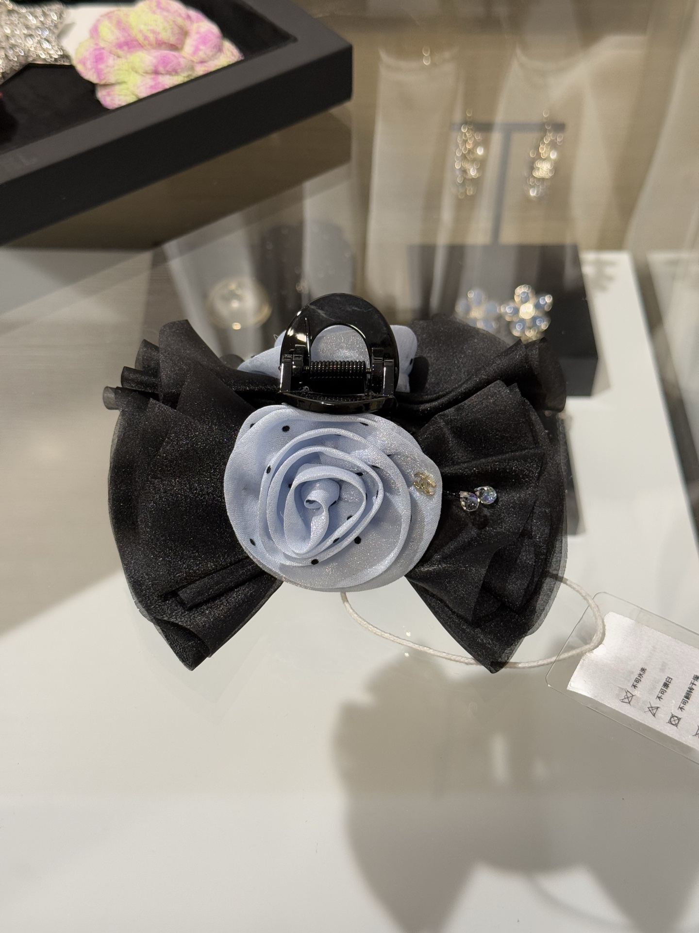 NO:720482,88200,Chanel's new drop crystal diamond polka dot camellia blue mesh black bow hair clip. Blue and black color mesh camellia design. It shows huge hair volume on the upper body. It is matched with polka dots and crystal beads. It is refreshing and eye-catching and shows your temperament. Just clip it to make your hair and makeup more refined and perfect.,chanel,hairpins,Cardia high-end jewelry1986090988200,Chanel 新款水滴晶钻波点山茶花蓝色网纱黑色蝴蝶结抓夹发夹 蓝黑配色网纱山茶花设计 上身巨显发量 搭配波点与水晶珠 清爽吸睛显气质 随手一夹就让发型妆造更加精致完美,,chanel,hairpins,卡迪亚高端饰品,Jewelry