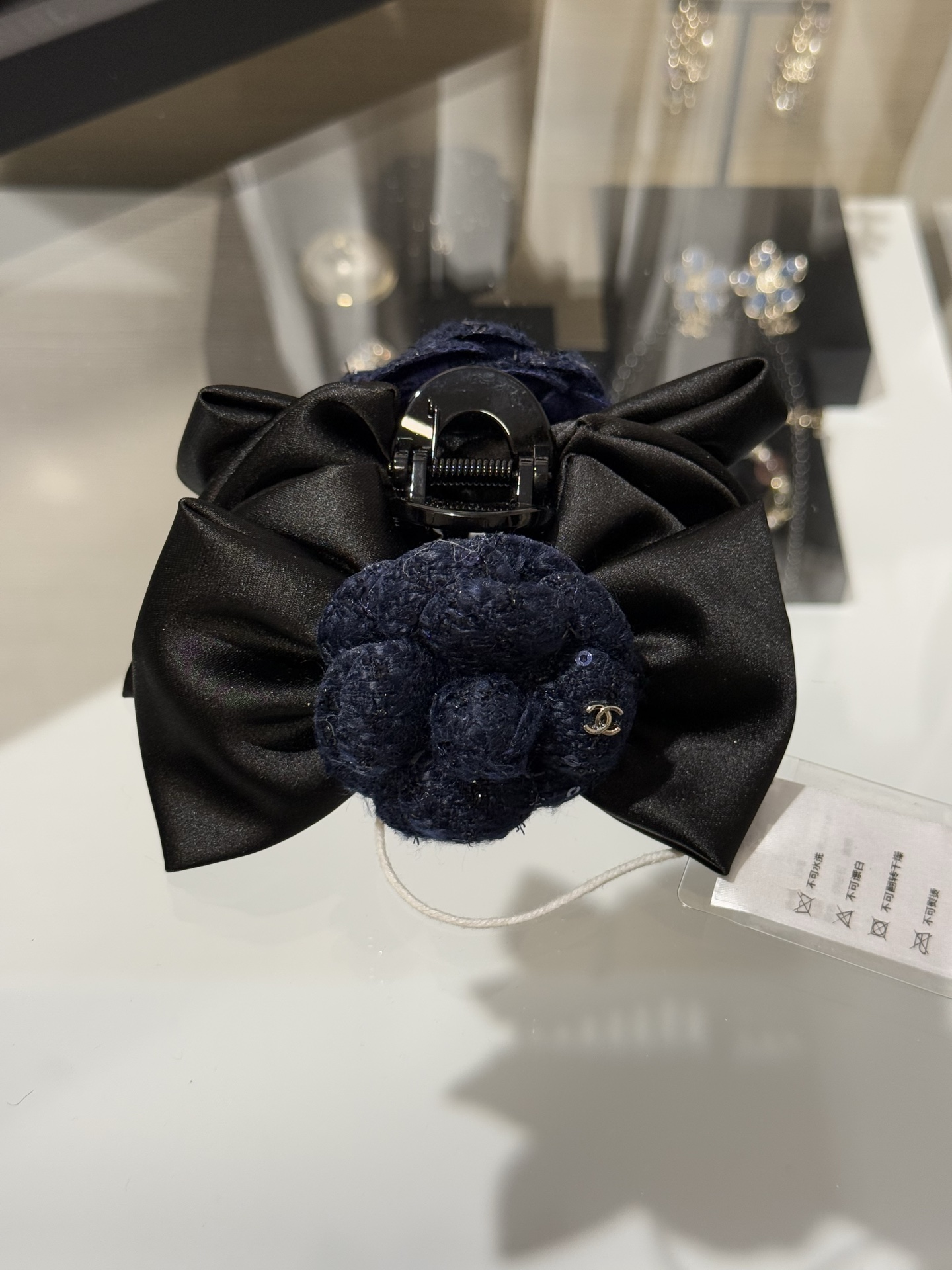 NO:720479,Chanel's new dark blue tweed sequined camellia black satin bow silver double C grabber shark clip hairpin. Navy blue camellia + bow double C design is as romantic as midnight Paris. The upper body exudes an elegant sense of luxury and instantly enhances your taste and temperament. Chanel, hairpins, Cartier high-end jewelry19860909Chanel 新款深蓝色粗花呢亮片山茶花黑色缎面蝴蝶结银色双c抓夹鲨鱼夹发夹 藏蓝色山茶花+蝴蝶结双c设计 像午夜巴黎般浪漫 上身散发着淡雅的高级感 瞬间提升品味气质,,chanel,hairpins,卡迪亚高端饰品,Jewelry