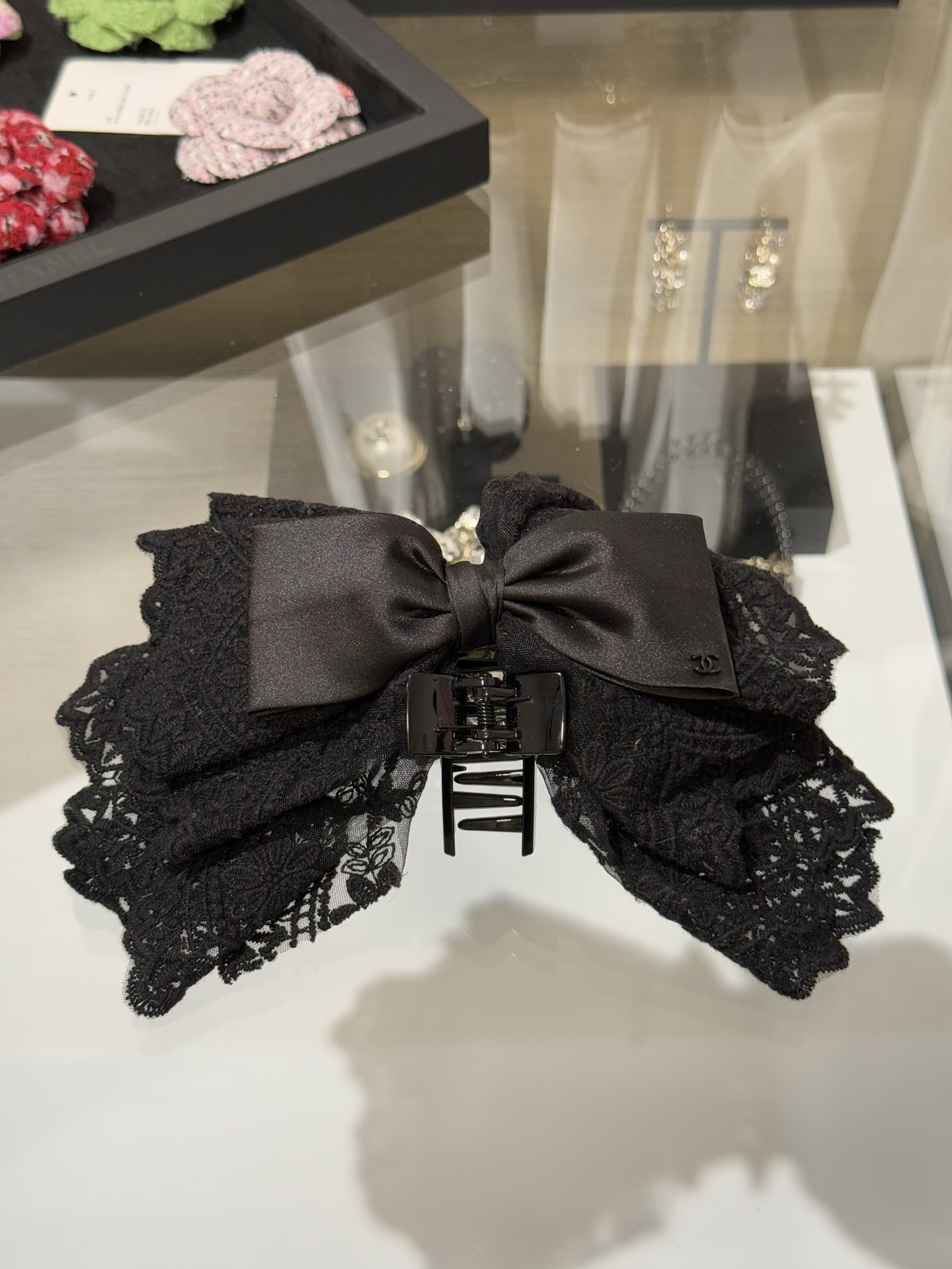 NO:741562,88180,Chanel's new black bow-like ribbon double c medium grabber hairpin, heavy embroidered lace fabric, super textured, very delicate with any ponytail, elegant and noble,,chanel,hairpins,Cardia high-end jewelry1986090988180,Chanel 新款黑色类似蝴蝶结缎带双c中号抓夹发夹 重工刺绣蕾丝面料 超级有质感 随手一夹马尾都非常精致 优雅又贵气,,chanel,hairpins,卡迪亚高端饰品,Jewelry