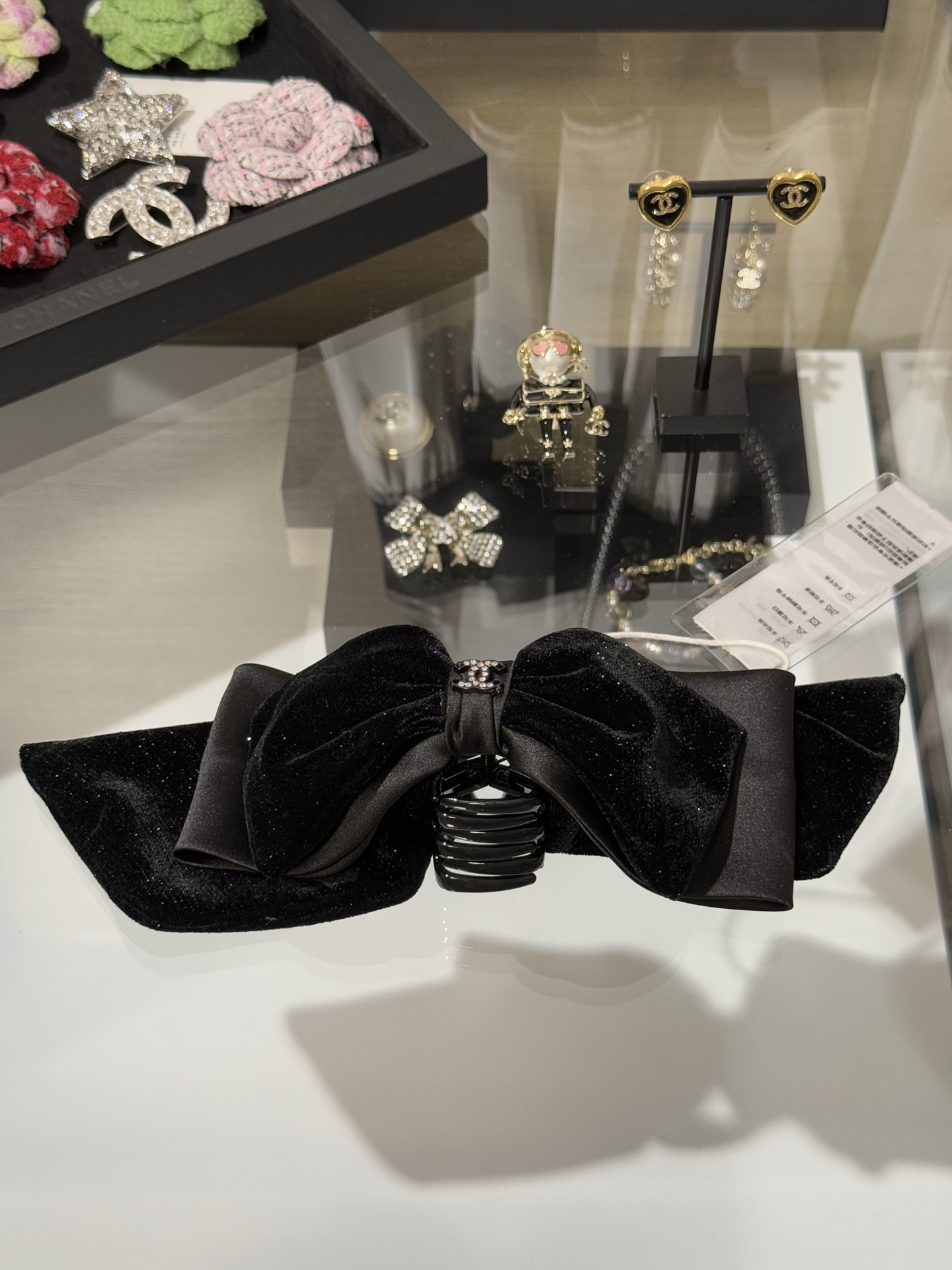 NO:741559,88180.Chanel's new black velvet fine glitter satin bow full of diamonds double C medium size hairpin hairpin black velvet sequins with ribbon comes with a sense of luxury, full of diamonds double C embellishment, a convenient clip with a sense of gold, chanel, hairpins, Cartier high-end jewelry1986090988180.Chanel 新款黑丝绒细闪缎面蝴蝶结满钻双c中号抓夹发夹 黑丝绒亮片搭配缎带 自带高级感 满钻双c点缀 随手一夹千金感十足,,chanel,hairpins,卡迪亚高端饰品,Jewelry