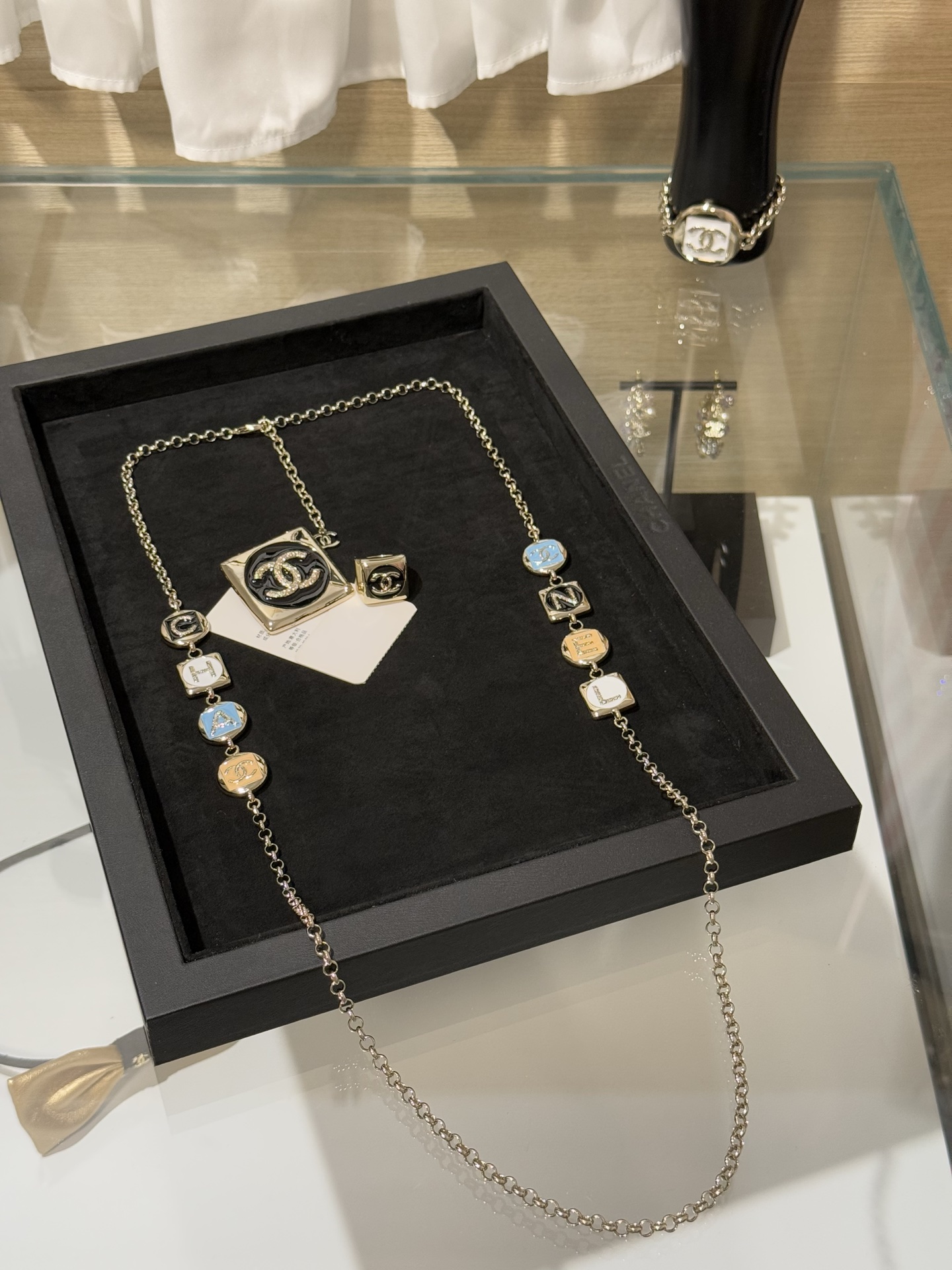 NO:677809,88290, [New product sharing] Chanel 26c new colorful enamel round metal letter double C sweater chain long necklace, early spring vacation series, show style, round and square design + chain splicing, simple and high-end, with low saturation color enamel and letters, the color is refreshing and has a sense of vacation. It is the finishing touch for dates, vacations, and daily matching,,chanel,sweaters,necklace,Cardia high-end jewelry1986090988290,【新品分享】 Chanel 26c新款彩色珐琅方圆金属字母双c毛衣链长项链 早春度假系列 秀场款 圆形与方形的设计+链条拼接 简约又高级 搭配低饱和彩色珐琅与字母 颜色清爽且非常有度假感 约会度假、日常搭配都是点睛之笔,,chanel,sweaters,necklace,卡迪亚高端饰品,Jewelry