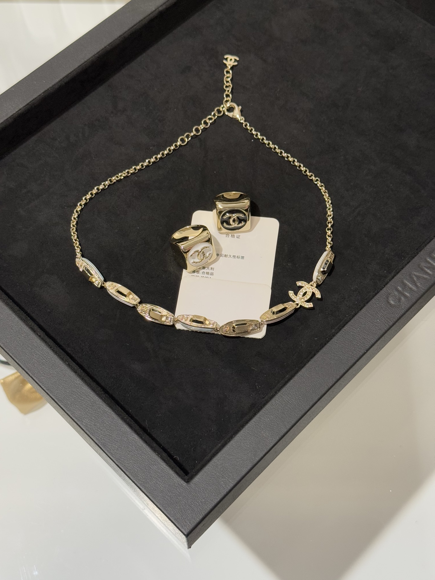 NO:677825,88240 [New product sharing] Chanel 26c new light gold nautical cruise color enamel full diamond double C short necklace, early spring vacation nautical series, show style, a whole row of cruise ship designs, the real thing is very exquisite and cute, blue, purple, white, pink striped enamel on the side, very holiday feeling, vacation travel / date wear is the finishing touch,,chanel,necklace,Cardia high-end jewelry1986090988240【新品分享】 Chanel 26c新款浅金色航海邮轮彩色珐琅满钻双c短项链 早春度假航海系列 秀场款 一整排的邮轮设计 实物非常精致可爱 侧面蓝、紫、白、粉条纹珐琅 非常有度假感 度假旅游/约会佩戴都是点睛之笔,,chanel,necklace,卡迪亚高端饰品,Jewelry