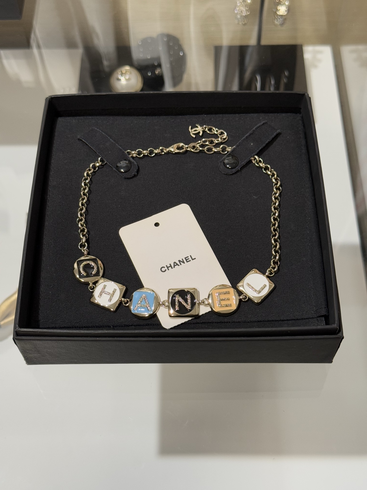 NO:677813,88230 [New Product Sharing] Chanel 26c new round color enamel double C letter light gold chain short necklace choker early spring vacation series show style circular and square letter splicing design simple and advanced with low saturation color black, white, blue, pink enamel and letters The color is refreshing and has a very holiday feel. It is the finishing touch for daily wear on dates and vacations, chanel, necklace, Cardia high-end jewelry1986090988230【新品分享】 Chanel 26c新款方圆彩色珐琅双c字母浅金色链条短项链颈链choker 早春度假系列 秀场款 圆形与方形字母拼接设计 简约又高级 搭配低饱和彩色黑、白、蓝、粉珐琅与字母 颜色清爽且非常有度假感 约会度假日常佩戴都是点睛之笔,,chanel,necklace,卡迪亚高端饰品,Jewelry