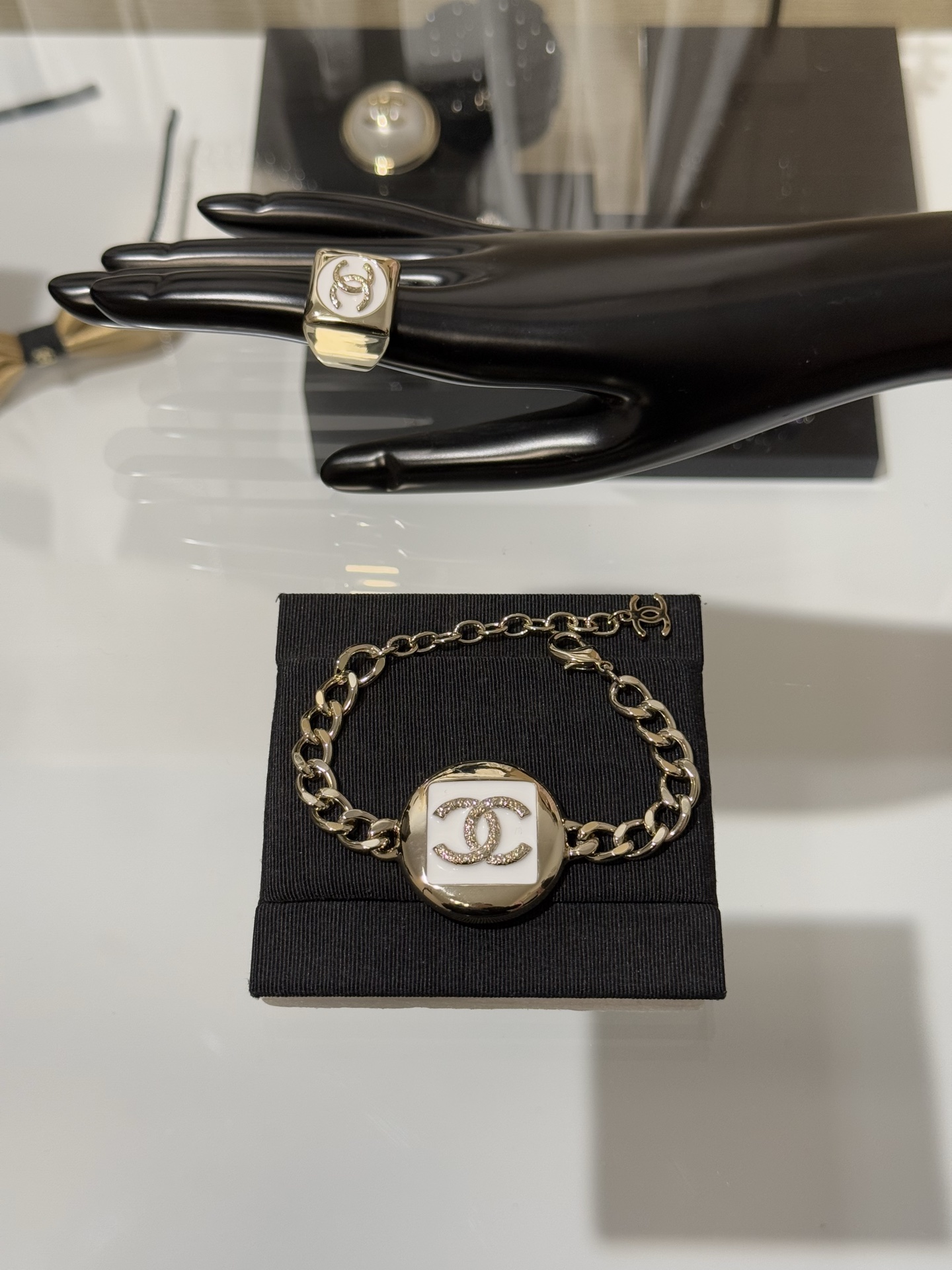NO:677849,88180 [New product sharing] Chanel 26c new light gold square lava double C white enamel chain bracelet, early spring vacation series, square and round design, simple and advanced, white enamel and double C lava match, very present when worn,,chanel,bracelet,Cardia high-end jewelry1986090988180【新品分享】 Chanel 26c新款浅金色方圆熔岩双c白色珐琅链条手链 早春度假系列 方形与圆形设计 简约又高级 白珐琅与双c熔岩搭配 戴上非常有存在感,,chanel,bracelet,卡迪亚高端饰品,Jewelry