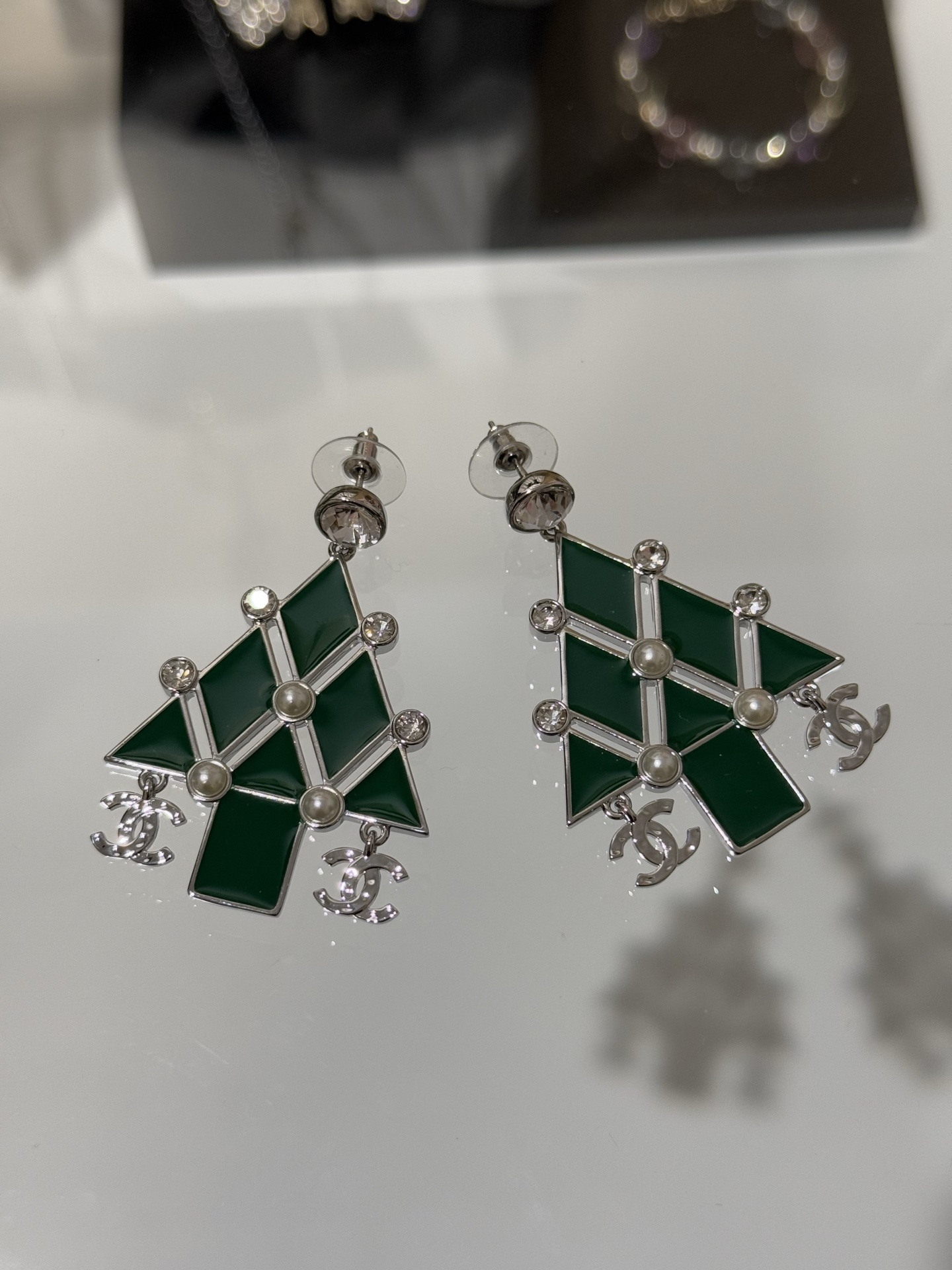 NO:703077,[New Product Sharing] Chanel 26x New Christmas Tree Green Enamel Silver Double C Pendant Crystal Diamond Earrings A very vibrant Christmas tree limited series that adds a bit of playfulness and magic to the romantic festival. The colors are vivid and the texture is awesome. It has a great atmosphere when worn, chanel, earrings, Cardia high-end jewelry19860909【新品分享】 Chanel 26x新款圣诞树绿色珐琅银色双c吊坠水晶钻耳环 非常有生命力的圣诞树 限定系列 让浪漫的节日多了几分俏皮与魔法 色彩生动质感超赞 戴上非常有氛围感,,chanel,earrings,卡迪亚高端饰品,Jewelry