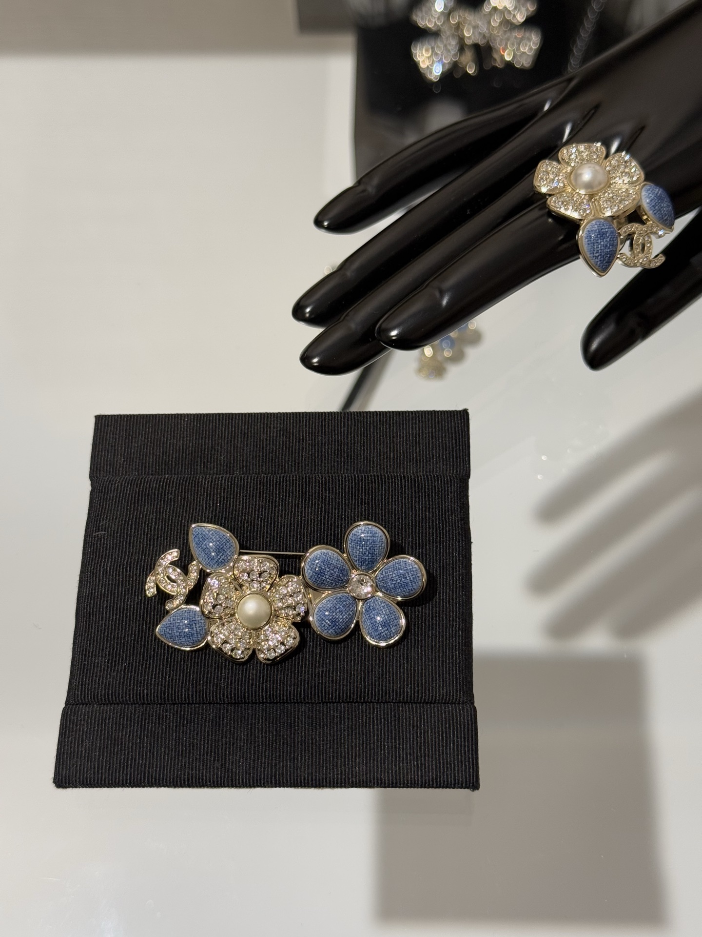 NO:677934,88200 [New product sharing] Chanel 26c new denim denim enamel crystal diamond light gold full diamond flower double C pearl brooch Early spring vacation series denim denim texture and full diamond flower double C match. The color is fresh and natural, full of spring atmosphere~ It is very beautiful for daily matching clothes. Full marks recommended, chanel, brooch, breastpin, Cardia high-end jewelry1986090988200【新品分享】 Chanel 26c新款丹宁牛仔珐琅晶钻浅金色满钻花朵双c珍珠胸针 早春度假系列 丹宁牛仔肌理与满钻花朵双c搭配 颜色清新自然 满满的春天气息～ 日常搭配衣服点缀都非常美 满分推荐,,chanel,brooch，breastpin,卡迪亚高端饰品,Jewelry