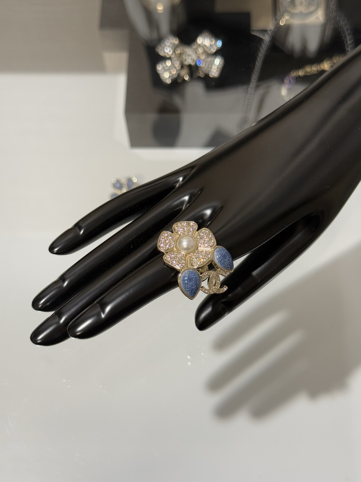 NO:677932,88180 [New product sharing] Chanel 26c new light gold full diamond flower pearl double c denim denim enamel petal ring early spring vacation series full diamond flower double c and denim denim texture petals match the color fresh and natural, full of spring atmosphere~ It feels like high beads when worn, shiny and exquisite, chanel ring, Cartier high-end jewelry1986090988180【新品分享】 Chanel 26c新款浅金色满钻花朵珍珠双c丹宁牛仔珐琅花瓣戒指 早春度假系列 满钻花朵双c与丹宁牛仔肌理花瓣搭配 颜色清新自然 满满的春天气息～ 戴上有种高珠感 又闪又精致,,chanel,ring,卡迪亚高端饰品,Jewelry