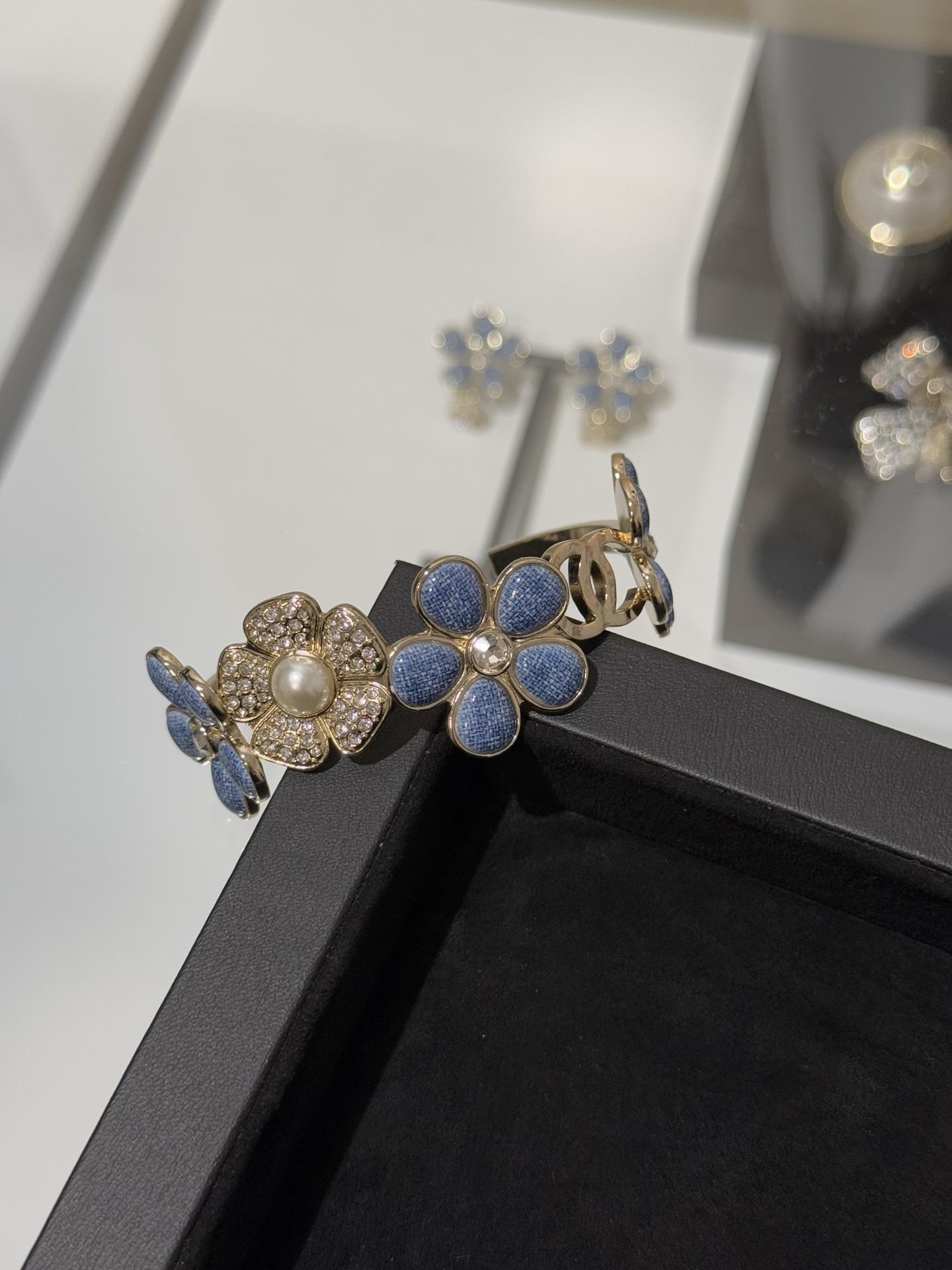 NO:714400,88230 [New product sharing] Chanel 26c new denim denim enamel crystal diamond light gold full diamond flower double C pearl open bracelet bracelet early spring vacation series denim denim texture and full diamond flower double C match the color fresh and natural, full of spring atmosphere ~ match the clothes to enhance the overall sense of layering, chanel, bracelet, Cartier high-end jewelry1986090988230【新品分享】 Chanel 26c新款丹宁牛仔珐琅晶钻浅金色满钻花朵双c珍珠开口手镯手环 早春度假系列 丹宁牛仔肌理与满钻花朵双c搭配 颜色清新自然 满满的春天气息～ 搭配衣服点缀提升整体穿搭层次感,,chanel,bracelet,卡迪亚高端饰品,Jewelry
