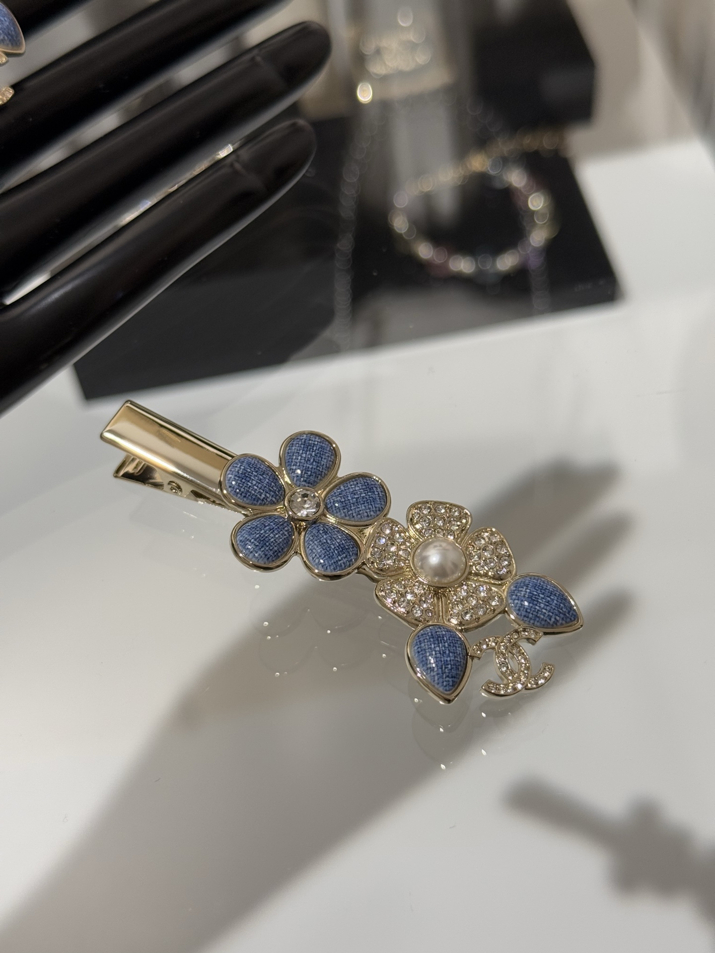 NO:677931,88200 [New product sharing] Chanel 26c new denim denim enamel crystal diamond light gold full diamond flower double C pearl one-word hairpin early spring vacation series denim denim texture and full diamond flower double C match the color is fresh and natural, full of spring atmosphere~ Daily arrangement of broken hair or makeup embellishment is very rich, chanel, hairpins, Cardia high-end jewelry1986090988200【新品分享】 Chanel 26c新款丹宁牛仔珐琅晶钻浅金色满钻花朵双c珍珠一字夹发夹 早春度假系列 丹宁牛仔肌理与满钻花朵双c搭配 颜色清新自然 满满的春天气息～ 日常整理碎发or妆造点缀都非常有千金感,,chanel,hairpins,卡迪亚高端饰品,Jewelry