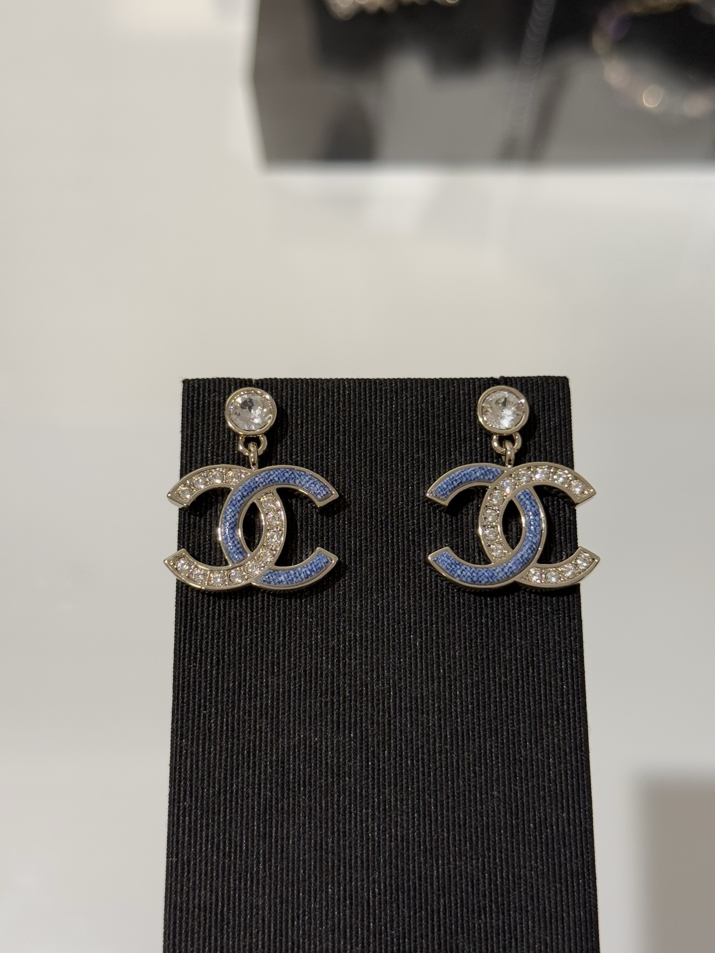 NO:677929,88180 [New product sharing] Chanel 26c new light gold round diamond denim spliced ​​crystal diamond double C pendant earrings. Half diamonds and half denim denim spliced. Sparkling and exquisite. Large round diamonds are used for embellishment. It is more advanced and noble. A must-have item for the spring. I like it~,,chanel,earrings,Cardia high-end jewelry1986090988180【新品分享】 Chanel 26c新款浅金色圆钻丹宁牛仔拼接晶钻双c吊坠耳环 一半碎钻一半丹宁牛仔拼接 又闪又精致 钉位大圆钻做点缀 更加高级贵气 开春穿搭必备小单品 超级喜欢～,,chanel,earrings,卡迪亚高端饰品,Jewelry