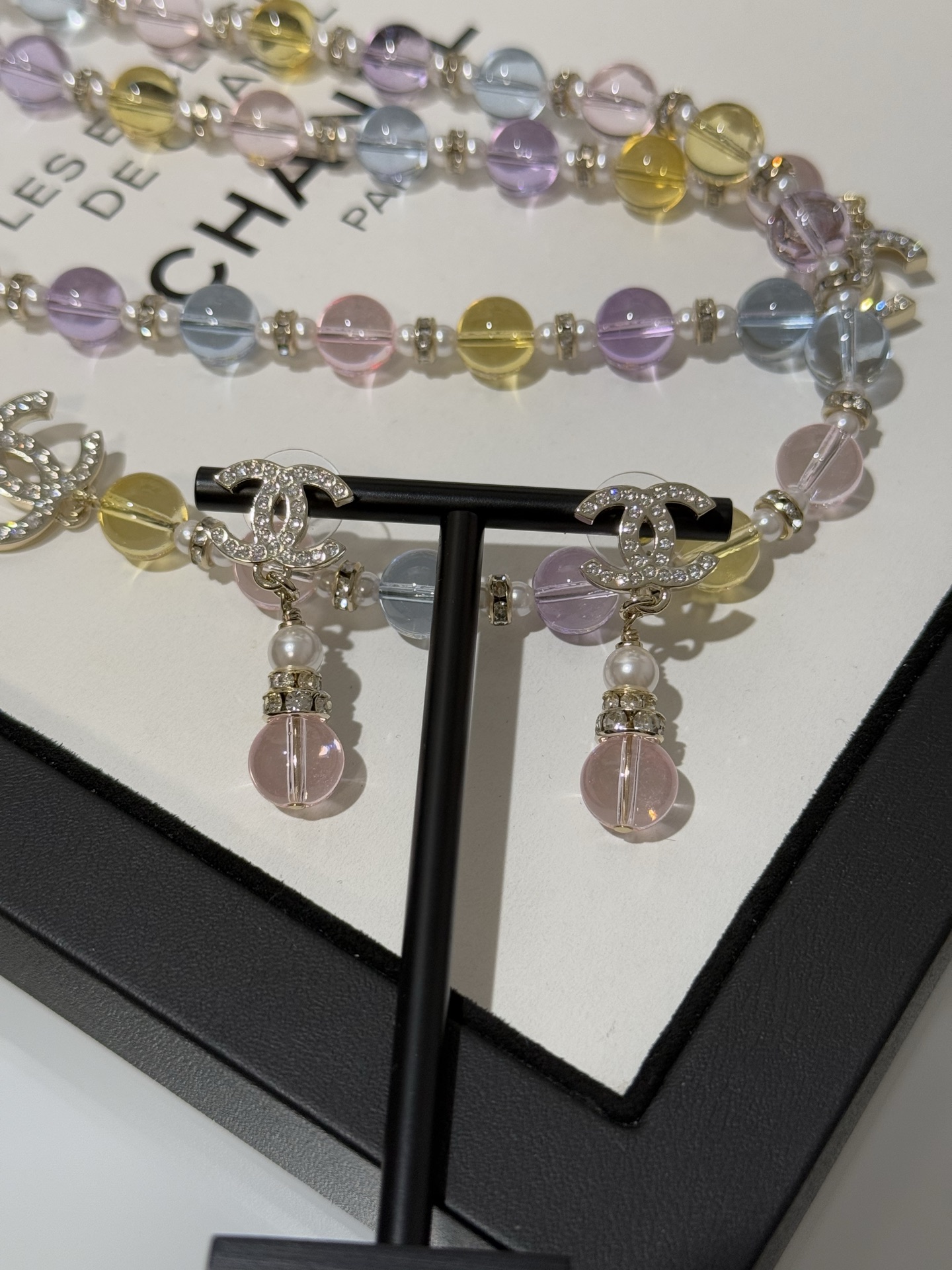 NO:688851,88180 [New product sharing] Chanel 26c pink glass crystal beads pearl crystal light gold full diamond double C earrings full diamond double clogo + pearl + pink glass combination, dreamy and fairy-like, crystal clear and super beautiful, very suitable for spring and summer wear, chanel, earrings, Cartier high-end jewelry1986090988180【新品分享】 Chanel 26c粉色琉璃水晶珠珍珠晶钻浅金色满钻双c耳环 满钻双clogo+珍珠+粉琉璃搭配 梦幻且自带仙气 晶莹剔透的超级美 非常适合春夏季佩戴,,chanel,earrings,卡迪亚高端饰品,Jewelry