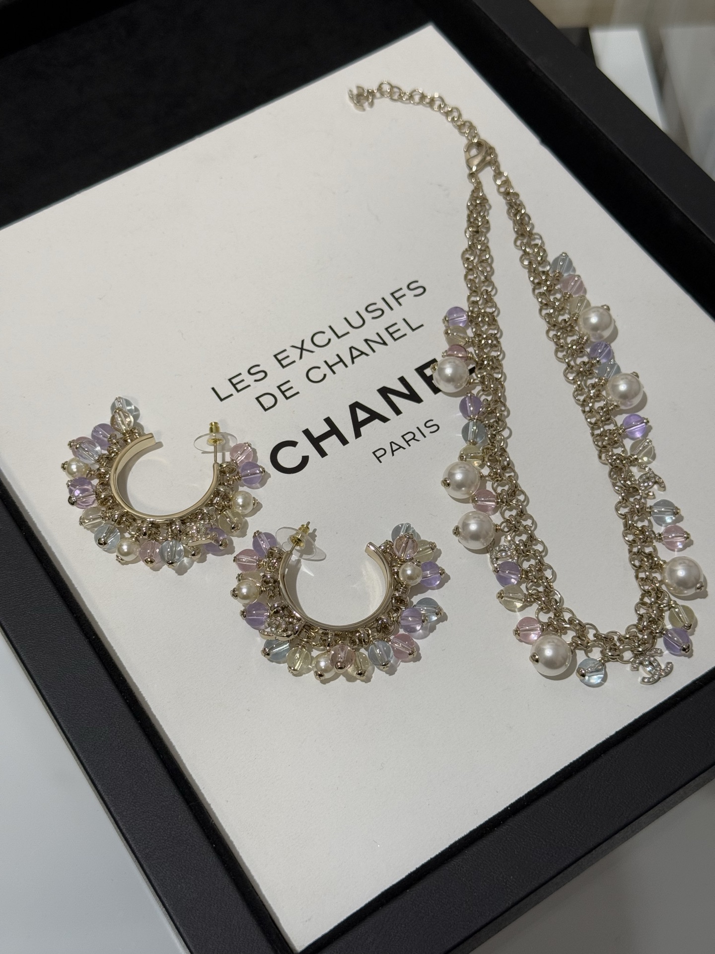 NO:688848,88240 [New Product Sharing] Chanel 26c New Color Glazed Crystal Beads Pearl Light Gold Full Diamond Double C Large Hoop Tassel Earrings Early Spring Vacation Series Large Half Ring + Pink Purple Yellow Blue Glazed Pearl Design Dreamy and Fairy-like Each Bead Is Crystal Clear Wearing a Very High-end One, Chanel Earrings, Cartier High-end Jewelry1986090988240【新品分享】 Chanel 26c新款彩色琉璃水晶珠珍珠浅金色满钻双c大圈圈流苏耳环 早春度假系列 大半环+粉 紫 黄 蓝琉璃珍珠设计 梦幻且自带仙气 每一颗珠子都晶莹剔透 戴上非常高级的一款,,chanel,earrings,卡迪亚高端饰品,Jewelry