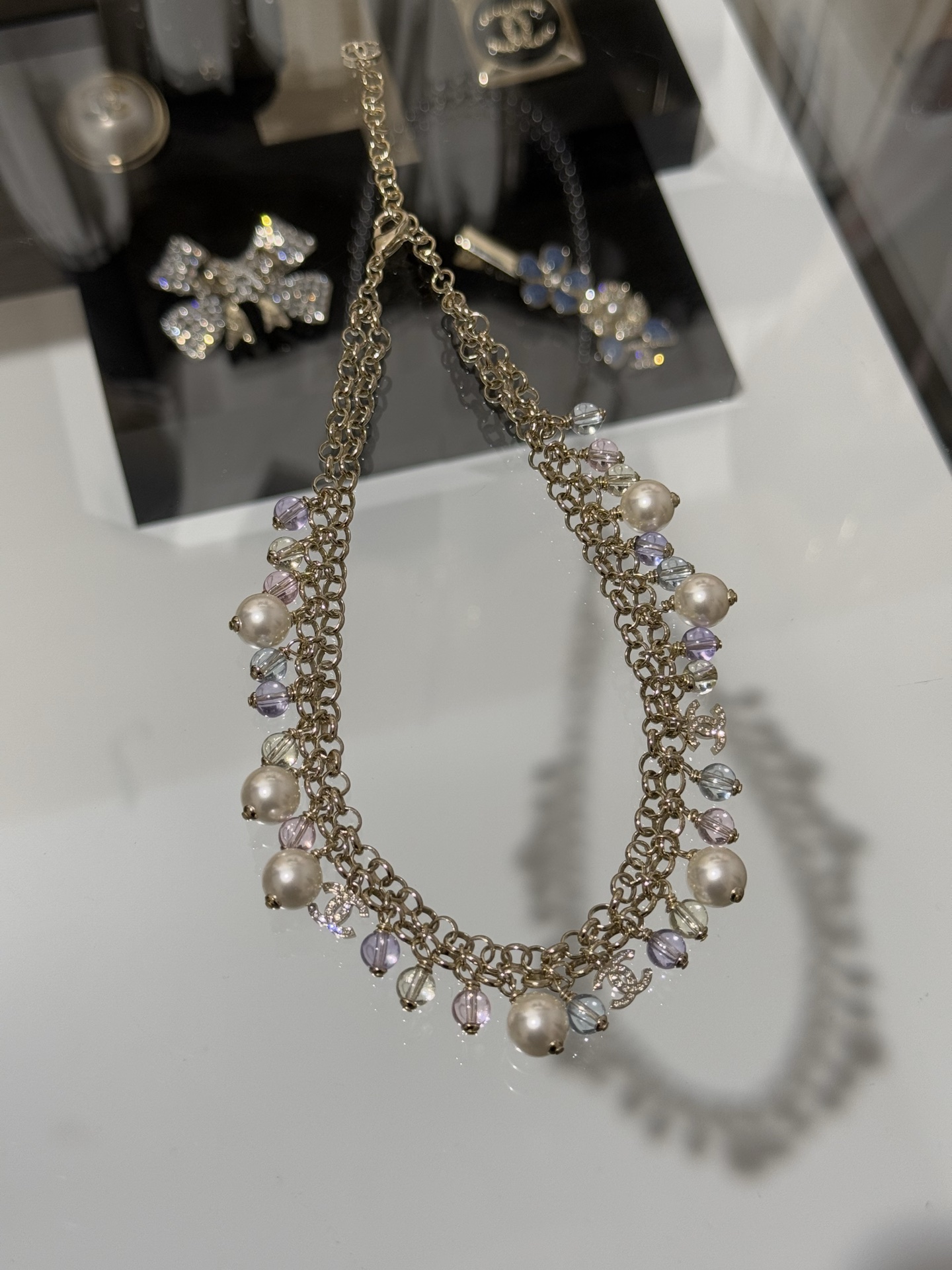 NO:688862,88260 [New Product Sharing] Chanel 26c New Color Glazed Crystal Beads Pearl Light Gold Full Diamond Double C Tassel Short Necklace Choker Early Spring Vacation Series Show Model Pink, Purple, Yellow, Blue Glazed Crystal Pearl Tassel Design Dreamy and Fairy-like Every Bead Is Crystal Clear Wear a very high-end model, chanel necklace, Cartier high-end jewelry1986090988260【新品分享】 Chanel 26c新款彩色琉璃水晶珠珍珠浅金色满钻双c流苏短项链颈链choker 早春度假系列 秀场款 粉、紫、黄、蓝琉璃水晶珍珠流苏设计 梦幻且自带仙气 每一颗珠子都晶莹剔透 戴上非常高级的一款,,chanel,necklace,卡迪亚高端饰品,Jewelry