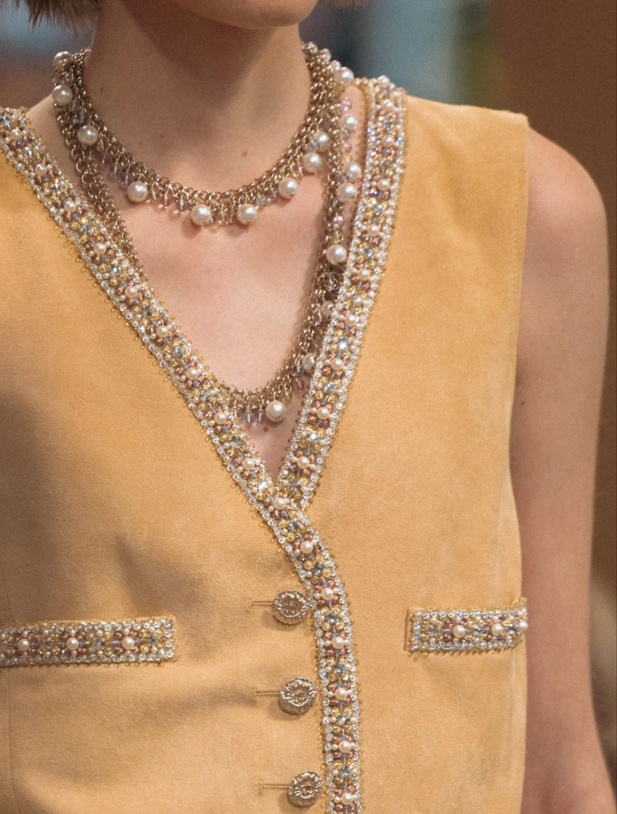 NO:688841,[New product sharing] Chanel 26c new color glazed crystal beads pearl light gold full diamond double c tassel short necklace choker early spring vacation series show style pink, purple, yellow, blue glazed crystal pearl tassel design dreamy and fairy-like. Each bead is crystal clear. Wear a very high-end, chanel, necklace, Cartier high-end jewelry19860909【新品分享】 Chanel 26c新款彩色琉璃水晶珠珍珠浅金色满钻双c流苏短项链颈链choker 早春度假系列 秀场款 粉、紫、黄、蓝琉璃水晶珍珠流苏设计 梦幻且自带仙气 每一颗珠子都晶莹剔透 戴上非常高级的一款,,chanel,necklace,卡迪亚高端饰品,Jewelry