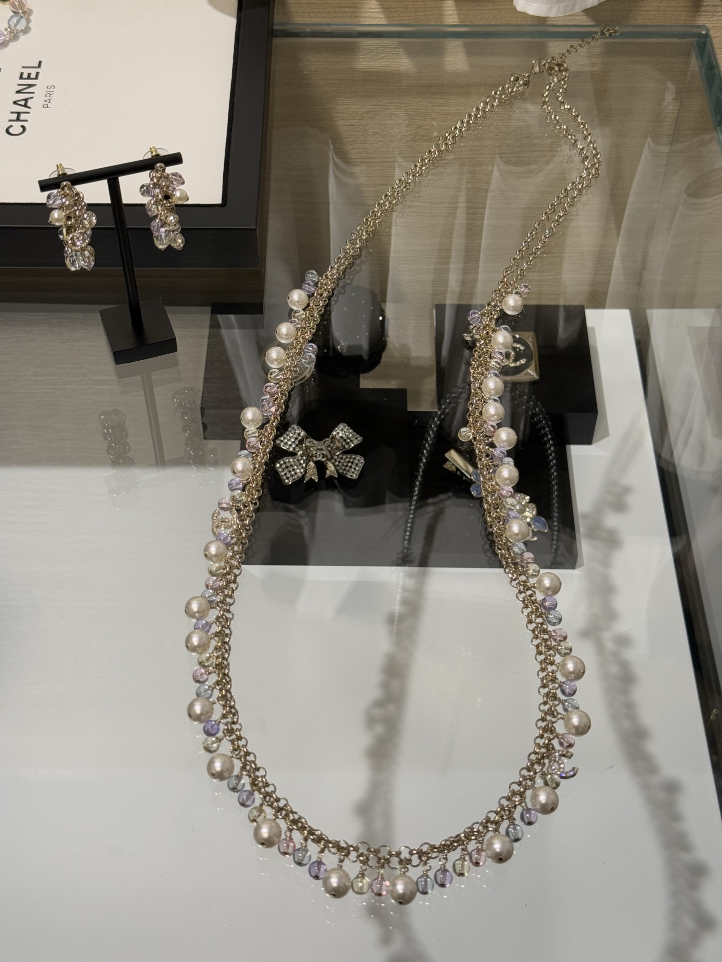 NO:710699,88400, Chanel 26c new color glass crystal beads light gold full diamond double c tassel long chain sweater chain necklace early spring vacation series show style pink, purple, yellow, blue glass crystal pearl tassel design dreamy and fairy-like. Each bead is crystal clear. Wear a very high-end one, chanel, sweaters, necklace, Cartier high-end jewelry1986090988400,Chanel 26c新款彩色琉璃水晶珠珍珠浅金色满钻双c流苏长链毛衣链项链 早春度假系列 秀场款 粉、紫、黄、蓝琉璃水晶珍珠流苏设计 梦幻且自带仙气 每一颗珠子都晶莹剔透 戴上非常高级的一款,,chanel,sweaters,necklace,卡迪亚高端饰品,Jewelry