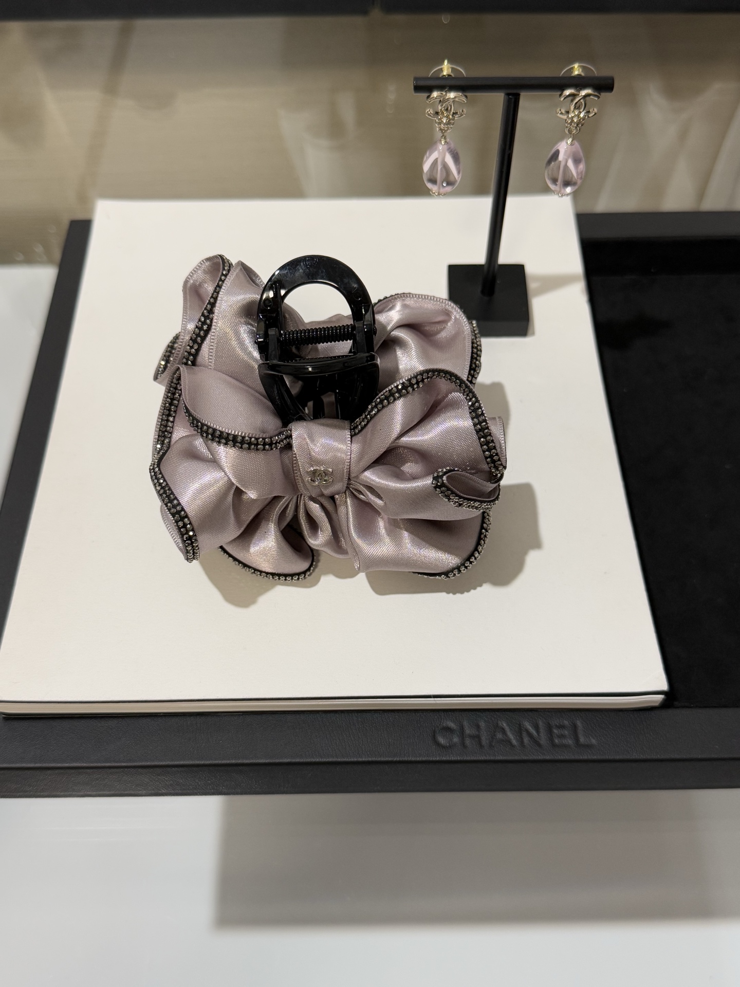 NO:720487,88180, Chanel 26 new style purple satin bow with double rows of diamond lace and silver double C gripper hairpin. Super high-value pearlescent purple satin, gentle and high-end. With double rows of phantom diamond lace, it is more refined and elegant. Just clip it and your hair will be full instantly. Recommended,,chanel,hairpins,Cardia high-end jewelry1986090988180,Chanel 26新款紫色缎面蝴蝶结双排钻花边银色双c抓夹发夹 超高颜值珠光紫缎面温柔又高级 搭配双排魅影钻花边 更加精致优雅 随手一夹发型立马饱满 推荐,,chanel,hairpins,卡迪亚高端饰品,Jewelry