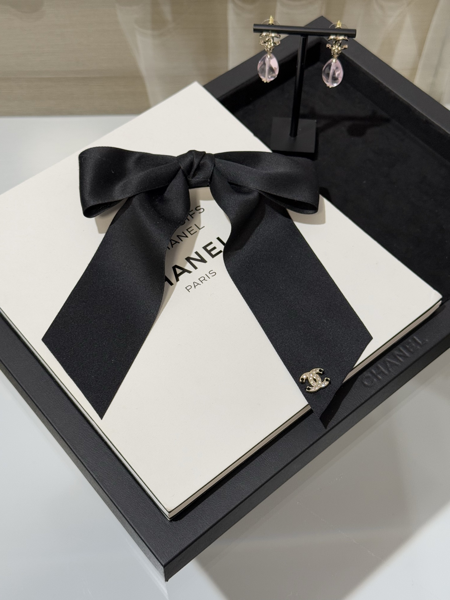 NO:741565,88180, Chanel 26 new black satin bow, light gold full diamond double C hairpin spring clip, full diamond double C + classic satin bow design, versatile and eye-catching, very practical for daily wear, super elegant with a clip, chanel, hairpins, Cartier high-end jewelry1986090988180,Chanel 26新款黑色缎面蝴蝶结浅金色满钻双c发夹弹簧夹 满钻双c+经典缎面蝴蝶结设计 百搭又耐看 日常非常实戴 随手一夹就超级显气质,,chanel,hairpins,卡迪亚高端饰品,Jewelry