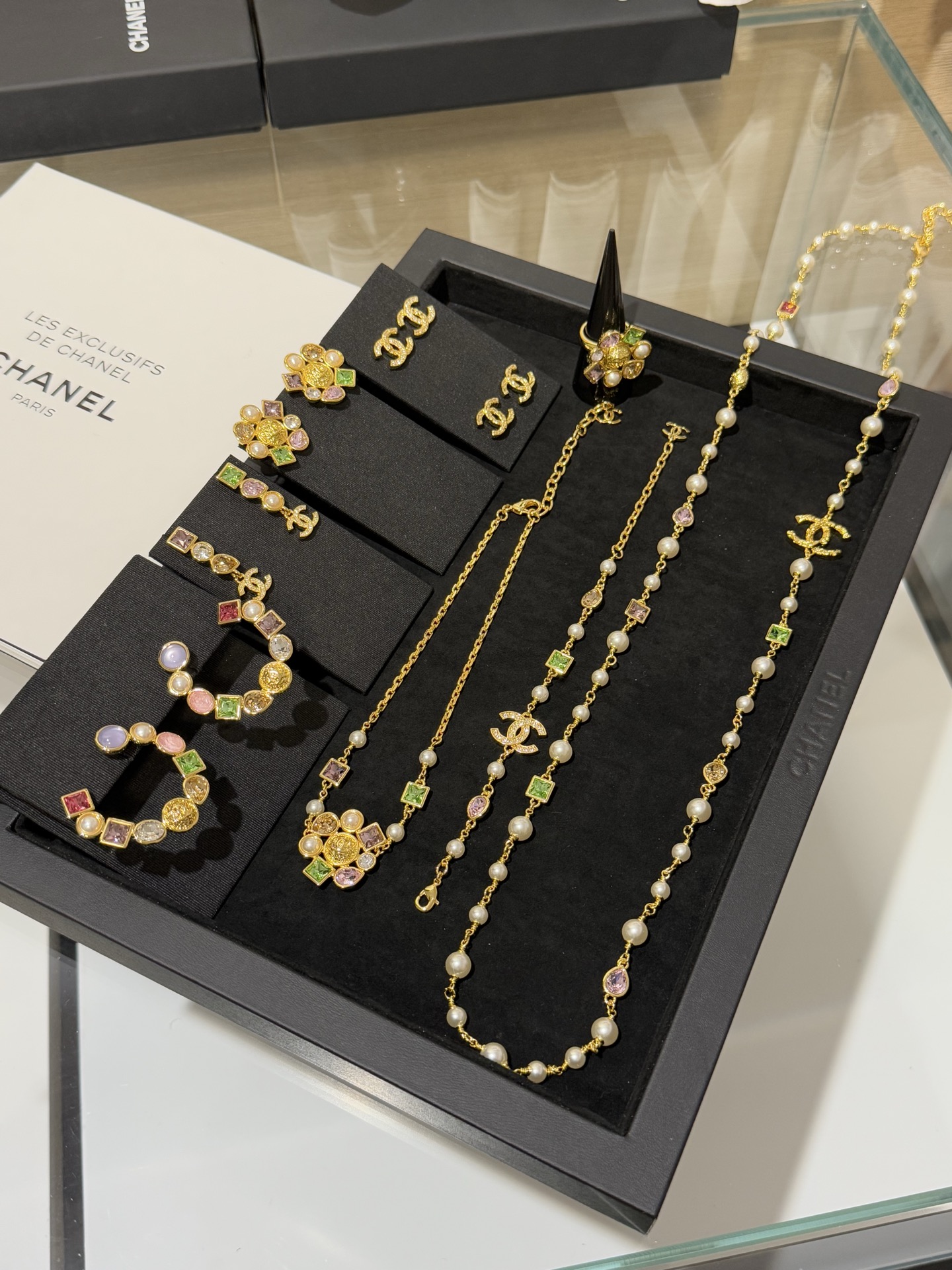 NO:703024,Chanel 26c new irregular colored gemstone gold double c glass pearl accessories sweater chain, short necklace choker, bracelet, ring, earrings earrings real shot collection color gemstone color has a high-bead immediate sense of unique visual tension irregular cutting design is very unique and high-end at a glance can be easily worn to attend dinners or daily activities, chanel, sweaters, earrings, necklace, bracelet, ring, Cardia high-end jewelry19860909Chanel 26c新款不规则彩色宝石金色双c琉璃珍珠配饰 毛衣链、短项链颈链choker、手链、戒指、耳钉耳环实拍图合集 彩色宝石配色有高珠的即视感 别具视觉张力 不规则切割设计非常独特 一眼高级 参加晚宴or日常活动佩戴都能轻松驾驭,,chanel,sweaters,earrings,necklace,bracelet,ring,卡迪亚高端饰品,Jewelry