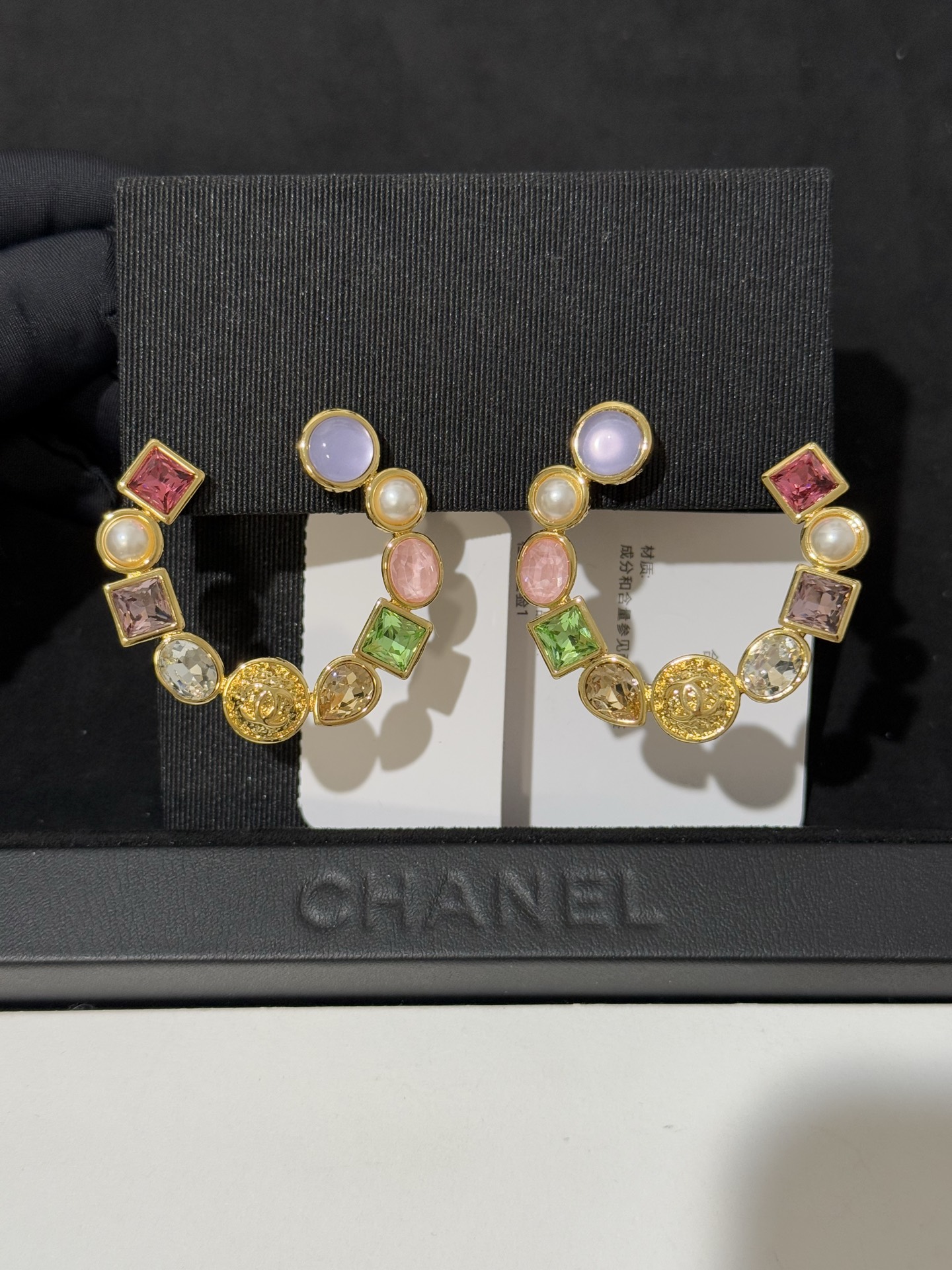 NO:703020,88200 [New product sharing] Chanel 26c new irregular colored gemstone golden lava double c glass pearl hoop earrings. The color matching of colored gemstones has the visual sense of high beads. It has unique visual tension. The irregular cutting design is very unique. It is high-end at a glance. It can be easily worn to attend dinners or daily activities. Chanel, Cartier high-end jewelry1986090988200【新品分享】 Chanel 26c新款不规则彩色宝石金色熔岩双c琉璃珍珠圈圈耳钉 彩色宝石配色有高珠的即视感 别具视觉张力 不规则切割设计非常独特 一眼高级 参加晚宴or日常活动佩戴都能轻松驾驭,,chanel,卡迪亚高端饰品,Jewelry