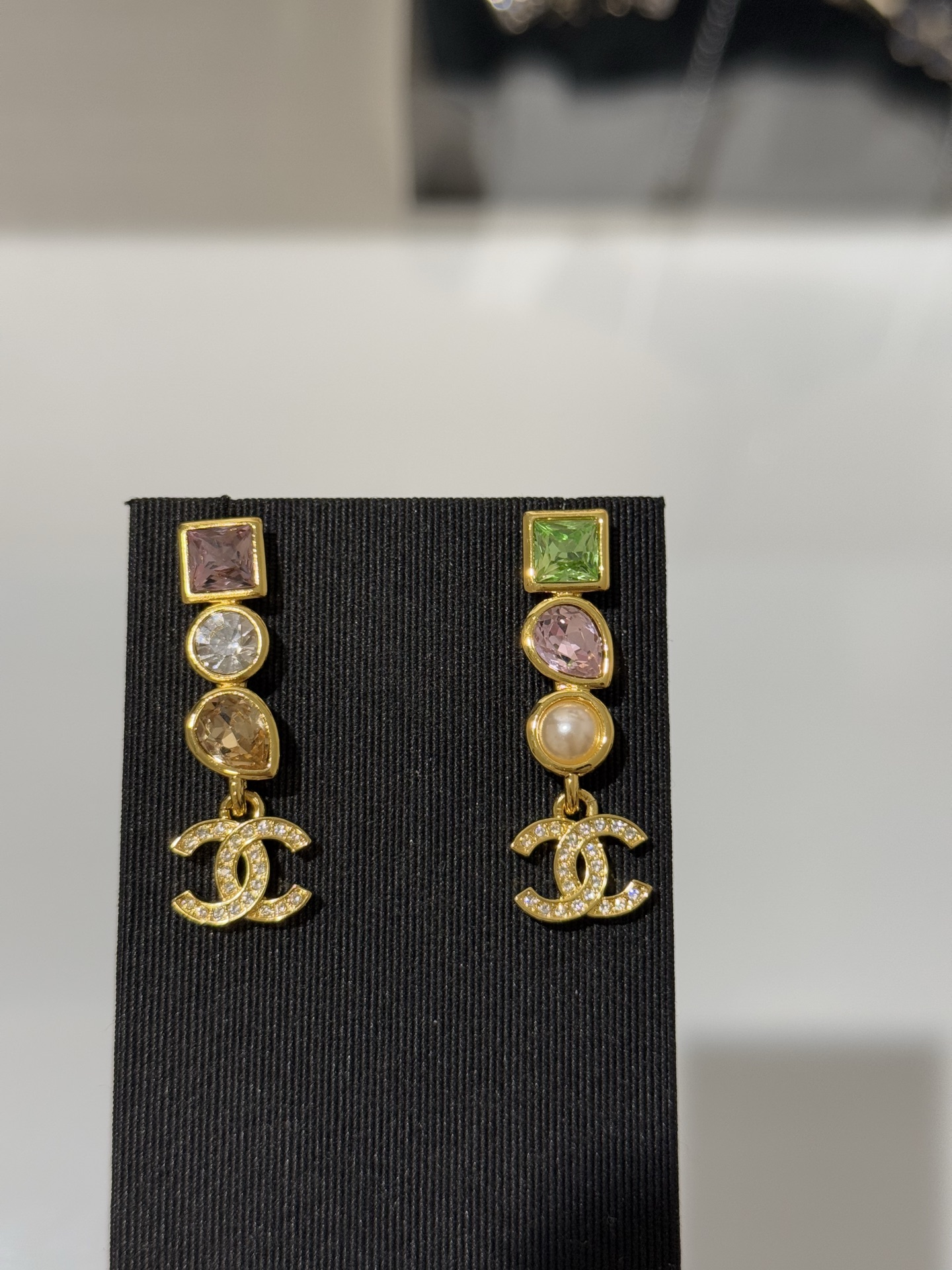NO:703018,88180 [New product sharing] Chanel 26c new irregular colored gemstone gold full diamond double c glazed pearl ab style earrings. The color matching of colored gemstones has the visual sense of high beads. It has unique visual tension. The irregular cutting design is very unique. It is high-end at a glance. It can be easily worn to attend dinners or daily activities. Chanel, earrings, Cartier high-end jewelry1986090988180【新品分享】 Chanel 26c新款不规则彩色宝石金色满钻双c琉璃珍珠ab款耳环 彩色宝石配色有高珠的即视感 别具视觉张力 不规则切割设计非常独特 一眼高级 参加晚宴or日常活动佩戴都能轻松驾驭,,chanel,earrings,卡迪亚高端饰品,Jewelry