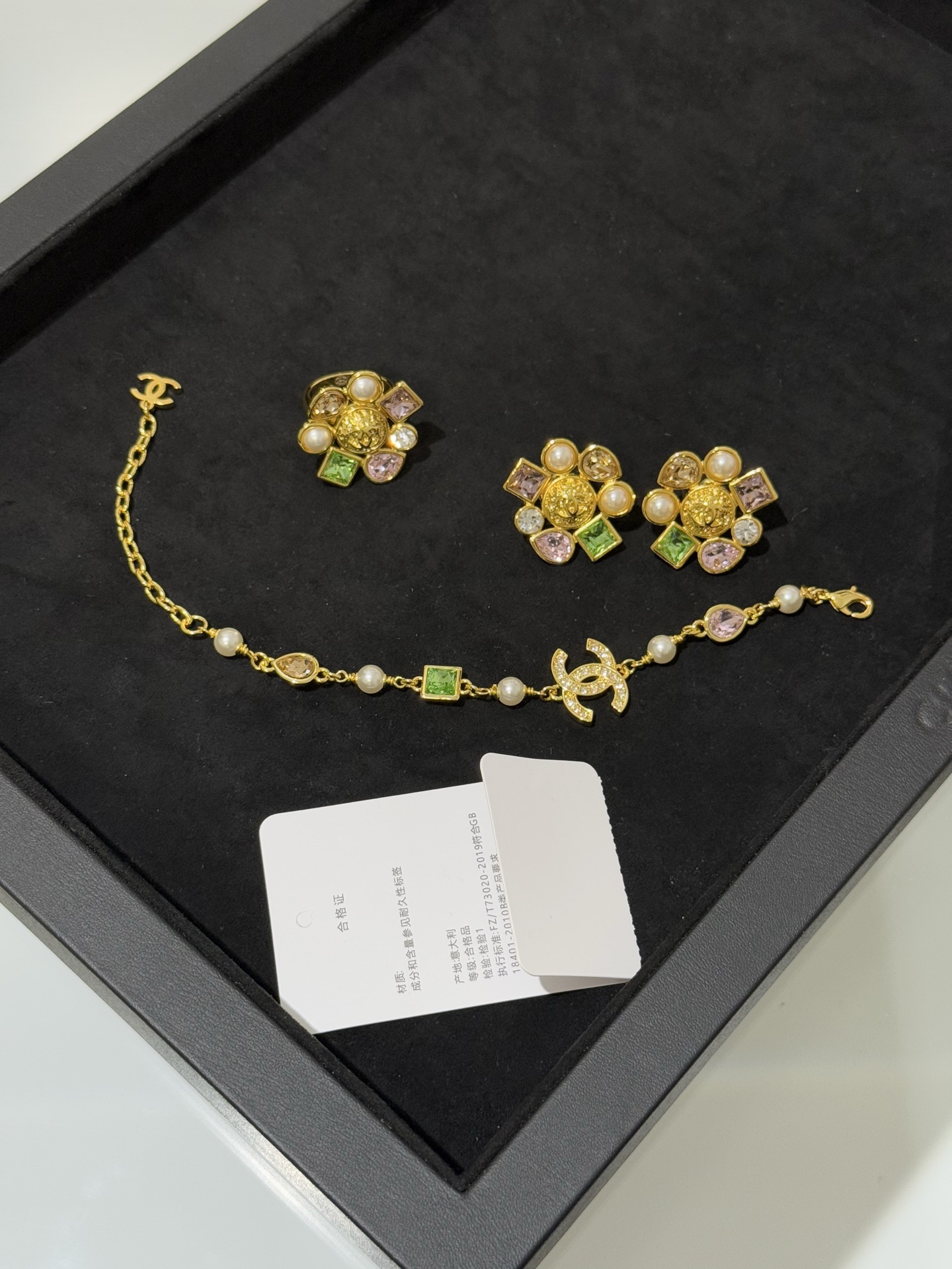 NO:703033,88180 [New product sharing] Chanel 26c new irregular colored gemstone golden lava full diamond double c glass pearl bracelet. The color matching of colored gemstones has the visual sense of high beads. It has unique visual tension. The irregular cutting design is very unique. It is high-end at a glance. It can be easily worn to attend dinners or daily activities,,chanel,bracelet,cardia high-end jewelry1986090988180【新品分享】 Chanel 26c新款不规则彩色宝石金色熔岩满钻双c琉璃珍珠手链 彩色宝石配色有高珠的即视感 别具视觉张力 不规则切割设计非常独特 一眼高级 参加晚宴or日常活动佩戴都能轻松驾驭,,chanel,bracelet,卡迪亚高端饰品,Jewelry