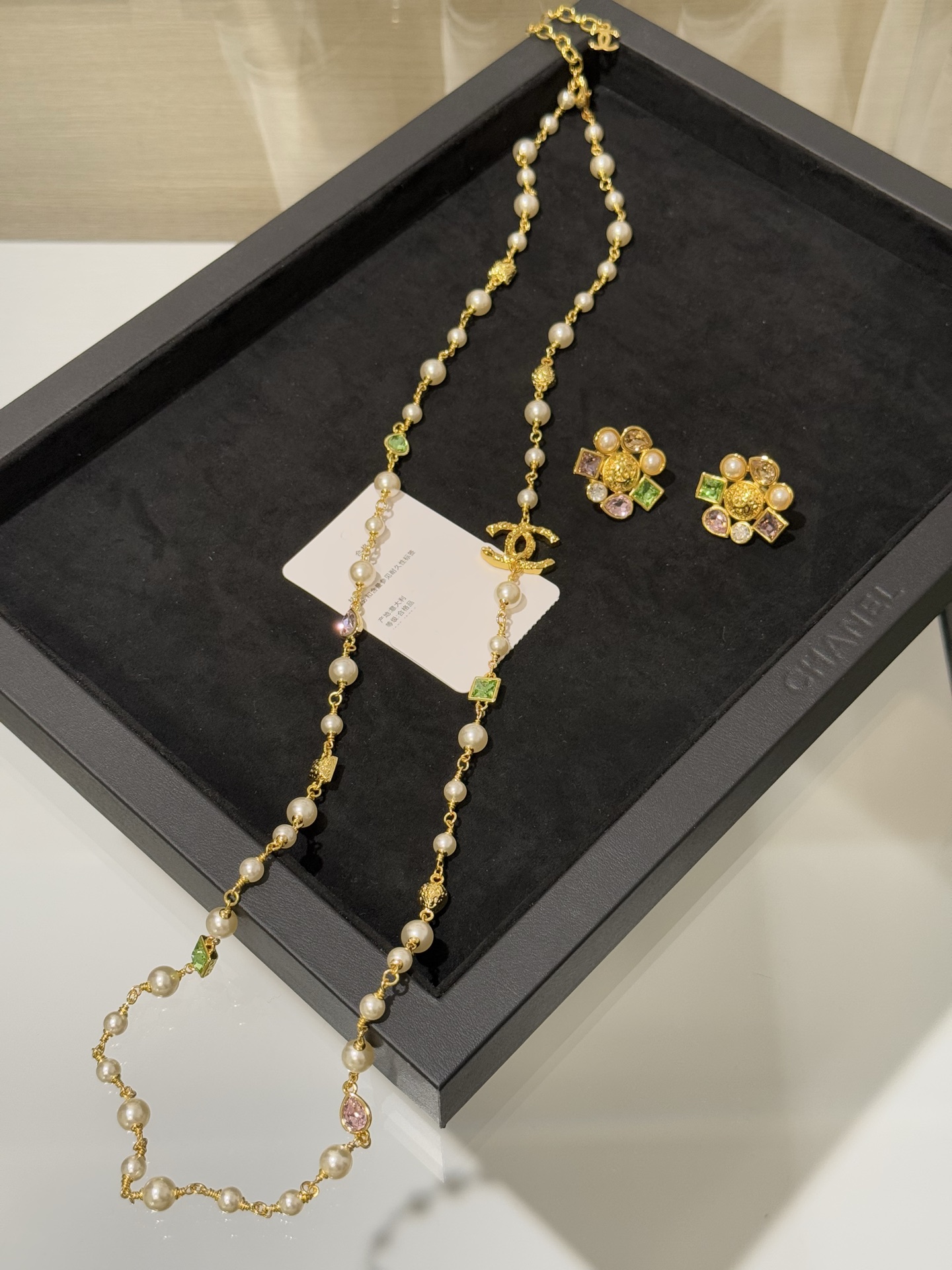 NO:703035,88330 [New product sharing] Chanel 26c new irregular colored gemstone golden lava full of diamonds double c glass pearl sweater chain long chain necklace. The color of the colored gemstones has the visual sense of high beads. It has unique visual tension. The irregular cutting design is very unique. It is high-end at a glance. It can be easily worn to attend dinners or daily activities, chanel, sweaters, necklace, Cardia high-end jewelry1986090988330【新品分享】 Chanel 26c新款不规则彩色宝石金色熔岩满钻双c琉璃珍珠毛衣链长链项链 彩色宝石配色有高珠的即视感 别具视觉张力 不规则切割设计非常独特 一眼高级 参加晚宴or日常活动佩戴都能轻松驾驭,,chanel,sweaters,necklace,卡迪亚高端饰品,Jewelry