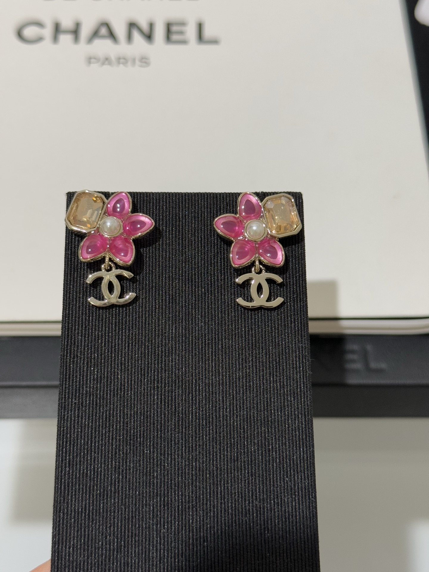 NO:703028,88160 [New Product Sharing] Chanel 26c New Pink Purple Flowers Champagne Gold Crystal Diamond Pearl Double C Earrings Early Spring Vacation Series Inspired by the wisteria flowers on the shores of Lake Como. Semi-transparent pink purple glass + pearl crystal diamond design is romantic and holiday-like. Double C pendants are hung under the flowers for decoration, making them more flexible and elegant. They are beautiful for dates, vacations, and daily matching clothes. Chanel, earrings, Cardia high-end jewelry1986090988160【新品分享】 Chanel 26c新款粉紫色花朵香槟金水晶钻珍珠双c耳环 早春度假系列 灵感来自科莫湖畔的紫藤花 半透粉紫色琉璃+珍珠晶钻设计 浪漫又有度假感 花朵下面悬挂双c吊坠点缀 更加灵动优雅 约会度假、日常搭配衣服都很有美感,,chanel,earrings,卡迪亚高端饰品,Jewelry