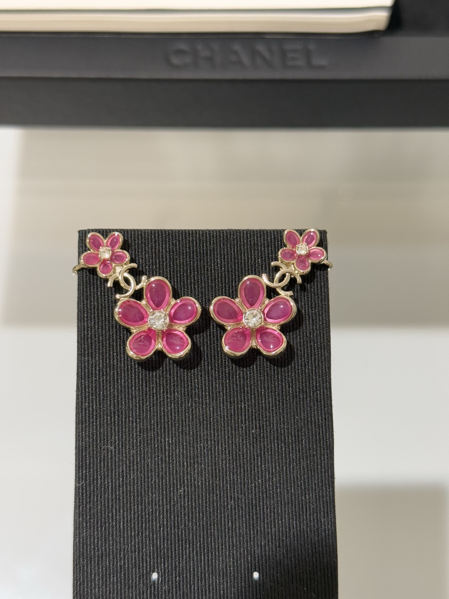 NO:703025,88180, [New product sharing] Chanel 26c new pink and purple flower crystal diamond double C ear cuff ear clip early spring vacation series Inspired by the wisteria flowers on the shores of Lake Como. Semi-transparent pink and purple glazed crystal diamonds are paired with romantic and holiday feeling. The double C ear cuff design is more elegant and unique. It is beautiful for dates, vacations, and daily matching clothes., chanel, Cadia high-end jewelry1986090988180,【新品分享】 Chanel 26c新款粉紫色花朵水晶钻双c耳骨夹耳夹 早春度假系列 灵感来自科莫湖畔的紫藤花 半透粉紫色琉璃水晶钻搭配 浪漫又有度假感 点缀双c耳骨夹式设计 更加优雅独特 约会度假、日常搭配衣服都很有美感,,chanel,卡迪亚高端饰品,Jewelry