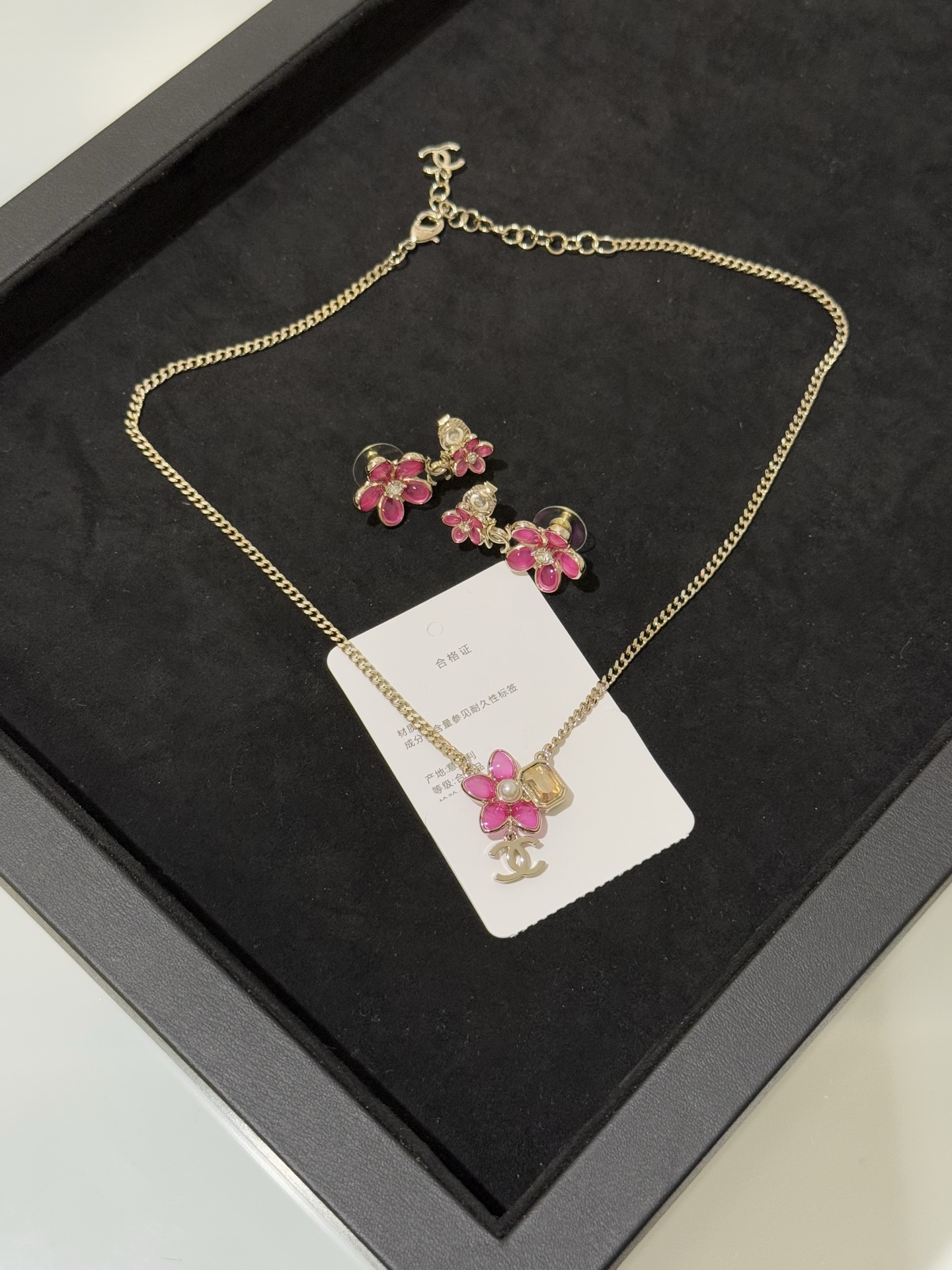 NO:703029,88170 [New Product Sharing] Chanel 26c New Pink Purple Flowers Champagne Gold Crystal Diamond Pearl Double C Necklace Early Spring Vacation Series Inspired by the wisteria flowers on the shores of Lake Como. Semi-transparent pink purple glass + pearl crystal diamond design is romantic and holiday-like. The double C pendant hanging under the flower is more flexible and elegant. It is beautiful for dates, vacations, and daily matching clothes, chanel, necklace, Cardia high-end jewelry1986090988170【新品分享】 Chanel 26c新款粉紫色花朵香槟金水晶钻珍珠双c项链 早春度假系列 灵感来自科莫湖畔的紫藤花 半透粉紫色琉璃+珍珠晶钻设计 浪漫又有度假感 花朵下面悬挂双c吊坠点缀 更加灵动优雅 约会度假、日常搭配衣服都很有美感,,chanel,necklace,卡迪亚高端饰品,Jewelry