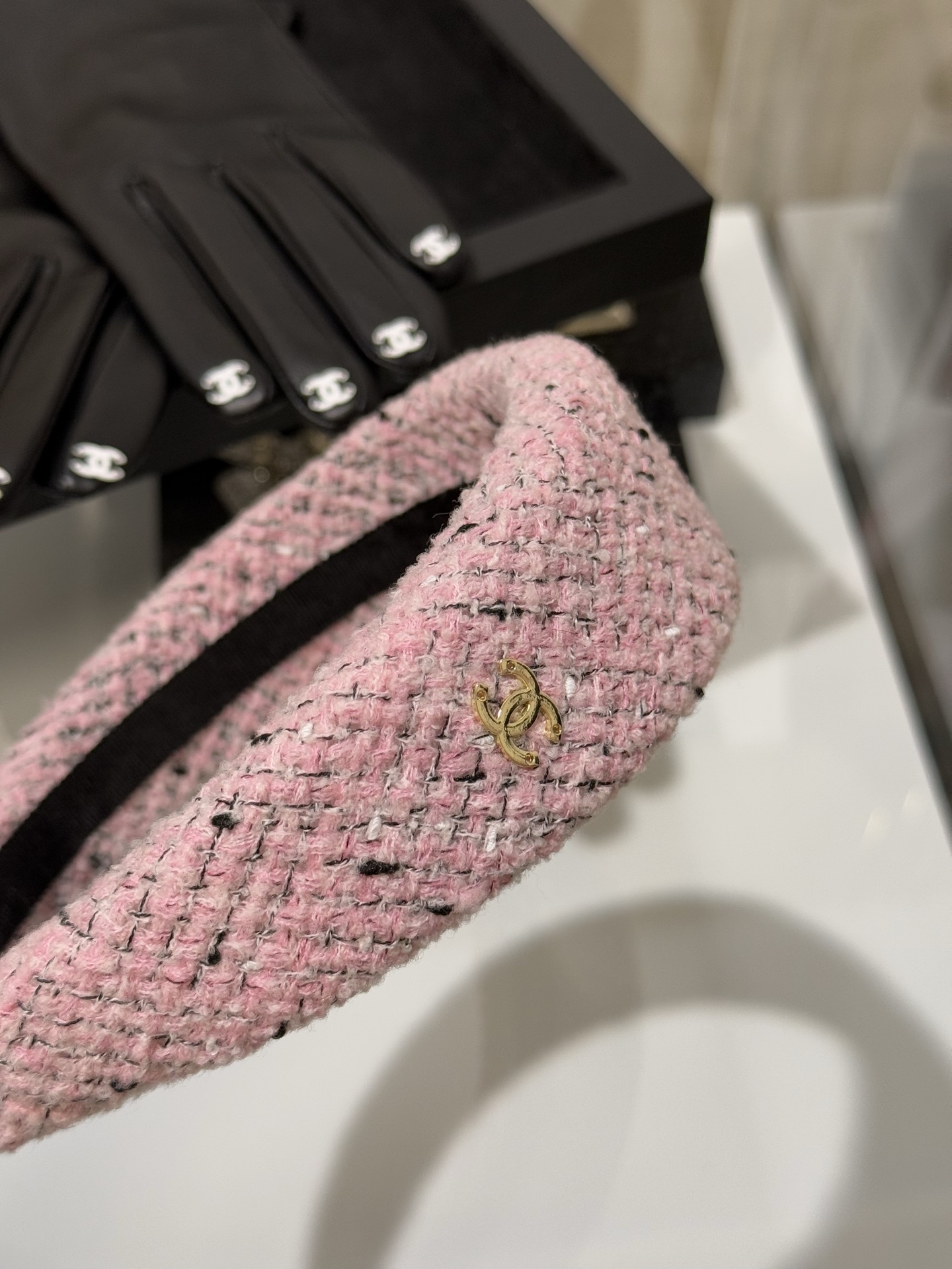 NO:710691,88180,Chanel 26 new pink tweed gold double C thick wide version hairband hairpin. The thick tweed texture is awesome. Wear it to visually make your face smaller. The pink color comes with a sweet and noble girly filter. Everywhere is written with exquisiteness. Full of autumn and winter atmosphere,,chanel,Cardia high-end jewelry1986090988180,Chanel 26新款粉色斜纹软呢金色双c厚款宽版发箍发卡 加厚粗花呢质感超赞 戴上视觉显脸小 粉色自带甜美贵气少女感滤镜 每一处都写着精致 秋冬氛围感满满,,chanel,卡迪亚高端饰品,Jewelry