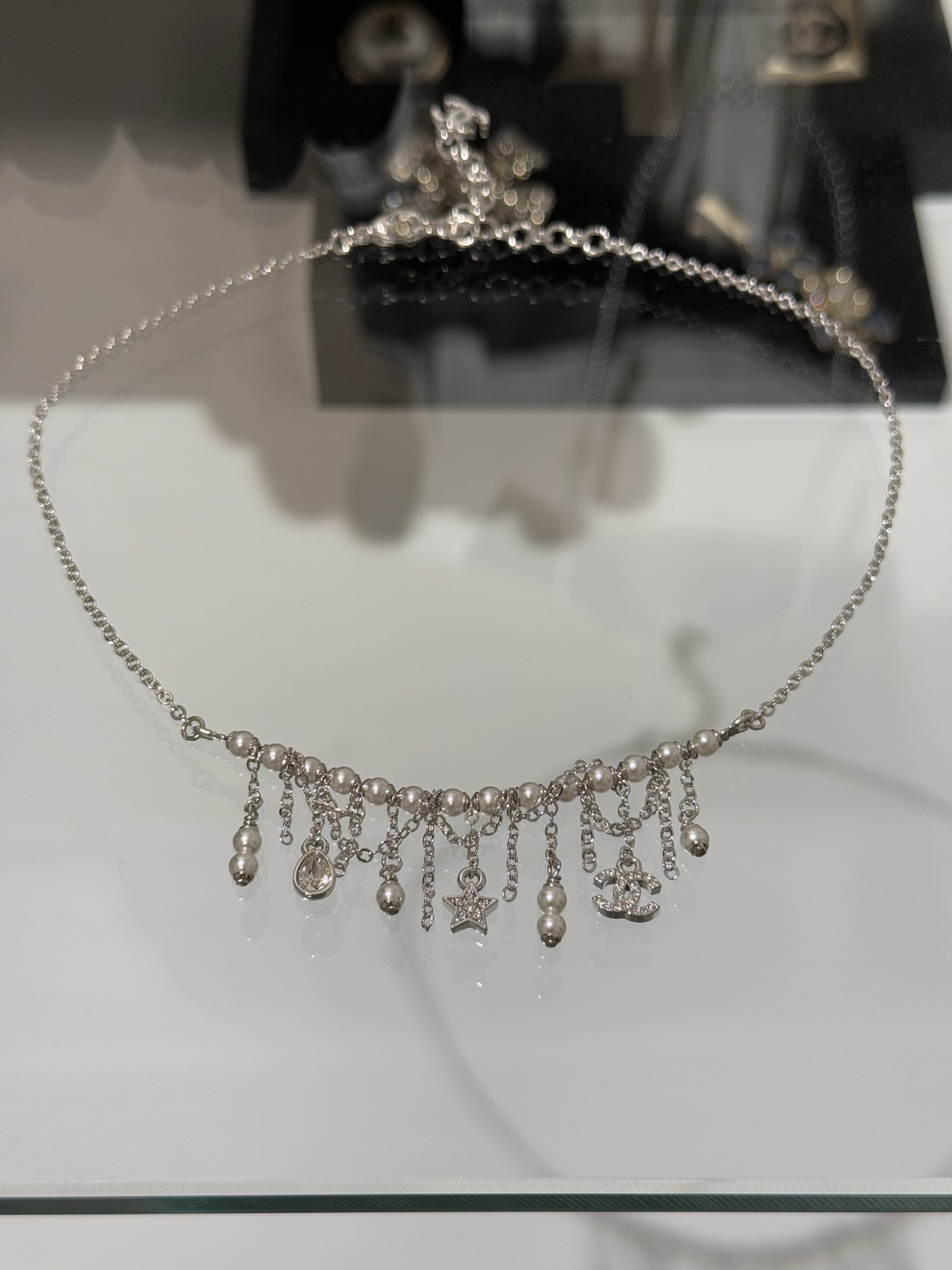 NO:720601,88230 Chanel 26c new silver white full diamond star double c pearl drop crystal diamond chain tassel necklace choker classic double c, five-pointed star, drop diamond, pearl tassel and other elements. It is very girly when worn. Gentle, delicate and super elegant. You can fall in love with it at first sight. Suitable for daily wear or dinner date, chanel, necklace, Cartier high-end jewelry1986090988230 Chanel 26c新款银白色满钻星星双c珍珠水滴晶钻链条流苏项链颈链choker 经典双c、五角星、水滴钻、珍珠流苏等元素搭配 戴上非常有少女感 温柔精致且超显气质 一眼就爱上的程度 日常佩戴or晚宴约会都适配,,chanel,necklace,卡迪亚高端饰品,Jewelry