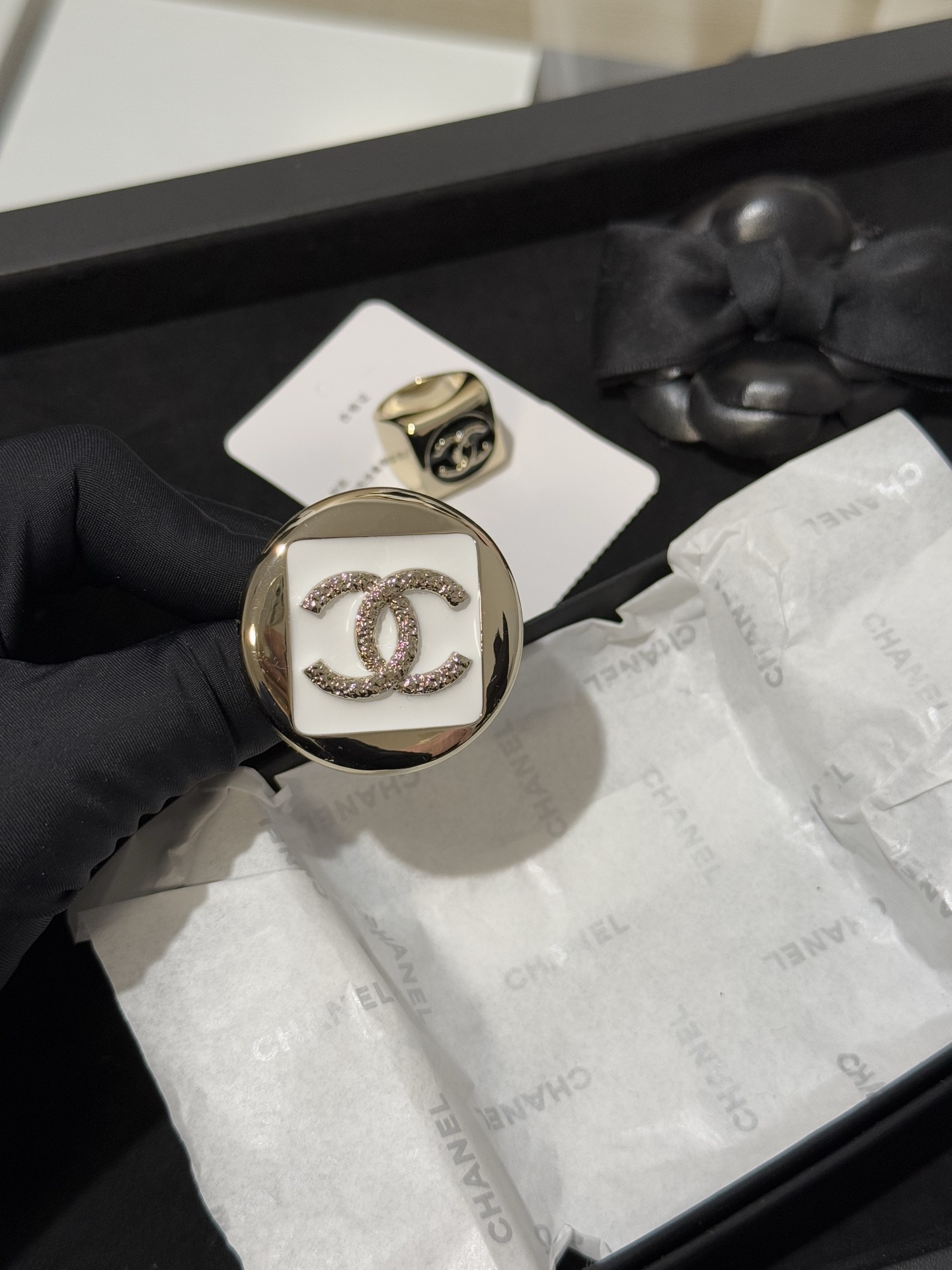 NO:714467,[New product sharing] Chanel 26c new round white enamel double C embossed light gold brooch early spring vacation series square and round combination, simple and design sense, white enamel and double C are classic and durable, the upper body instantly enhances the layering of the outfit, chanel, brooch, breastpin, Cartier high-end jewelry19860909【新品分享】 Chanel 26c新款方圆白珐琅双c浮雕浅金色胸针 早春度假系列 方形与圆形搭配 简约又有设计感 白珐琅与双c经典耐看 上身瞬间提升穿搭层次感,,chanel,brooch，breastpin,卡迪亚高端饰品,Jewelry