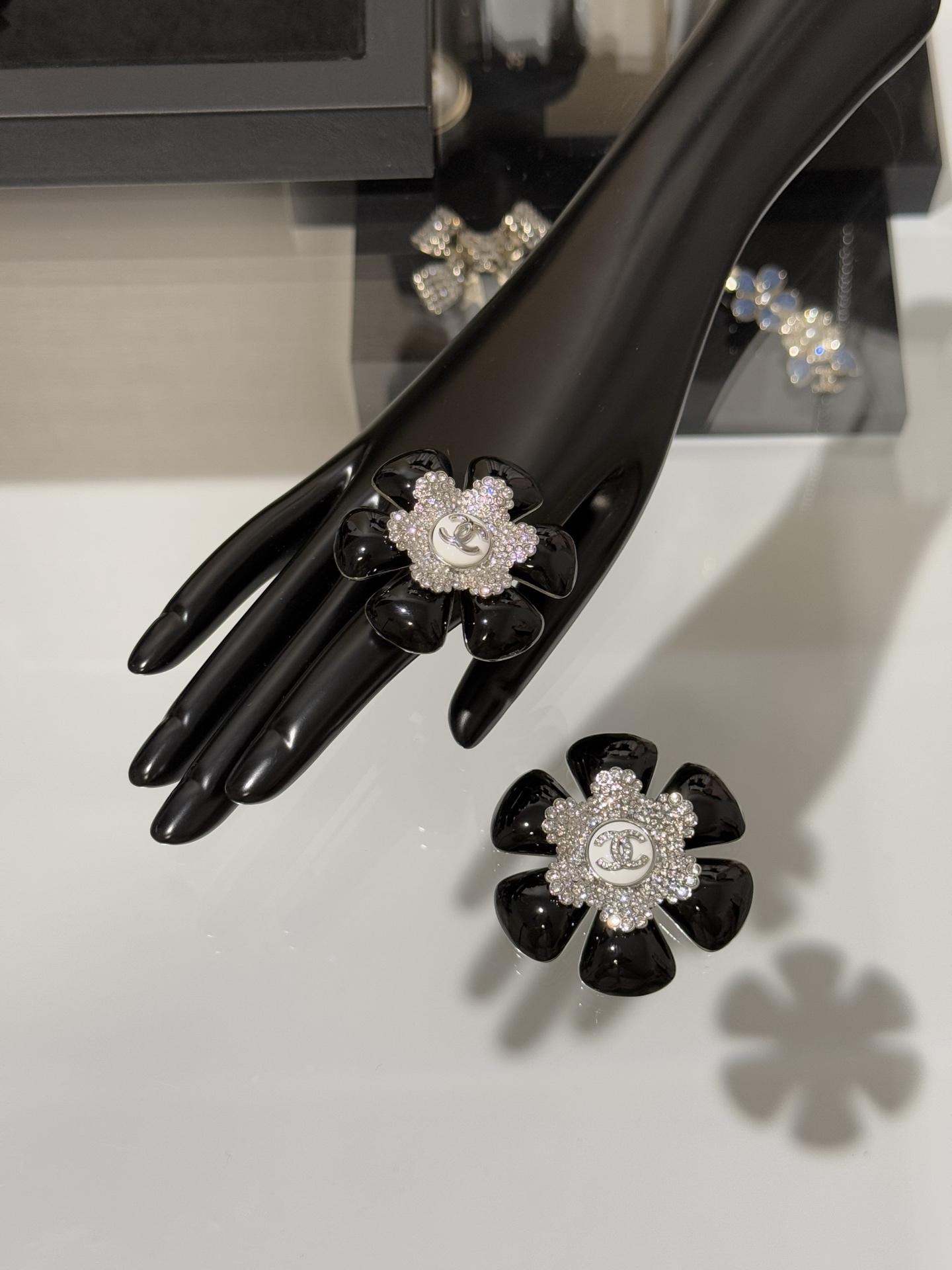NO:714465,[New product sharing] Chanel 26c new black flower full diamond stamens, black and white enamel silver double C ring. Black petals + full diamond stamens design, bright and eye-catching. The white enamel double C in the middle is more three-dimensional and layered. It is very elegant to wear on daily dates or dinner parties,,chanel,ring,Cardia high-end jewelry19860909【新品分享】 Chanel 26c新款黑色花朵满钻花蕊黑白珐琅银色双c戒指 黑色花瓣+满钻花蕊设计 璀璨又吸睛 中间白珐琅双c搭配更加立体有层次感 日常约会or晚宴arty佩戴都非常有气质,,chanel,ring,卡迪亚高端饰品,Jewelry