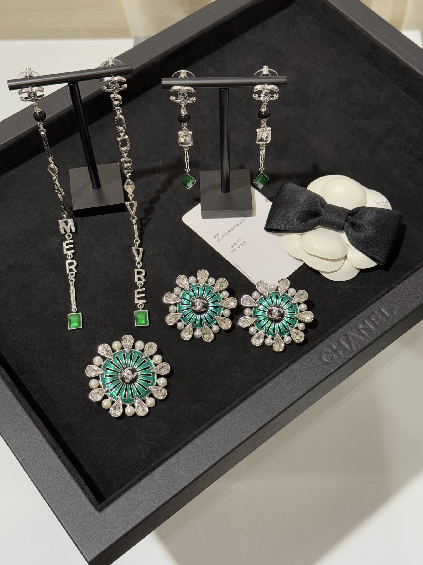 NO:714453,88220 [New Product Sharing] Chanel 26x new holiday limited series green enamel hollow pearl drop crystal diamond silver snowflake earrings. Snowflake shape + pearl and diamond alternate design. Very winter atmosphere. The center is decorated with green enamel. Retro and a touch of eye-catching. It can instantly enhance the sophistication when worn on important festivals or dates and vacations. Chanel, earrings, Cartier high-end jewelry1986090988220【新品分享】 Chanel 26x新款节日限定系列绿珐琅镂空珍珠水滴晶钻银色雪花耳环 雪花造型+珠钻相间设计 非常有冬日氛围 中心点缀绿色珐琅 复古又有点睛之笔 重要节日or约会度假佩戴都能瞬间提升精致度,,chanel,earrings,卡迪亚高端饰品,Jewelry