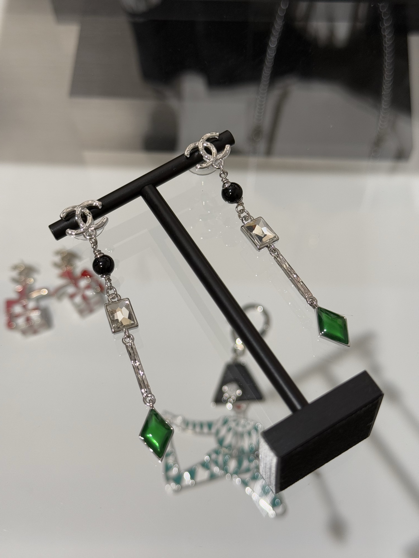 NO:714460,[New Product Sharing] Chanel 26x new holiday limited series silver letter double C rhombus green enamel crystal diamond black onyx long earrings. Geometric figure + black onyx + green enamel design. Very design sense. It can be the finishing touch for dates, parties, and dinners. Chanel, earrings, Cartier high-end jewelry19860909【新品分享】 Chanel 26x新款节日限定系列银色字母双c菱形绿珐琅晶钻黑玛瑙长款耳环 几何图形+黑玛瑙+绿珐琅设计 非常设计感 约会、聚会、晚宴佩戴都能起到点睛之笔,,chanel,earrings,卡迪亚高端饰品,Jewelry