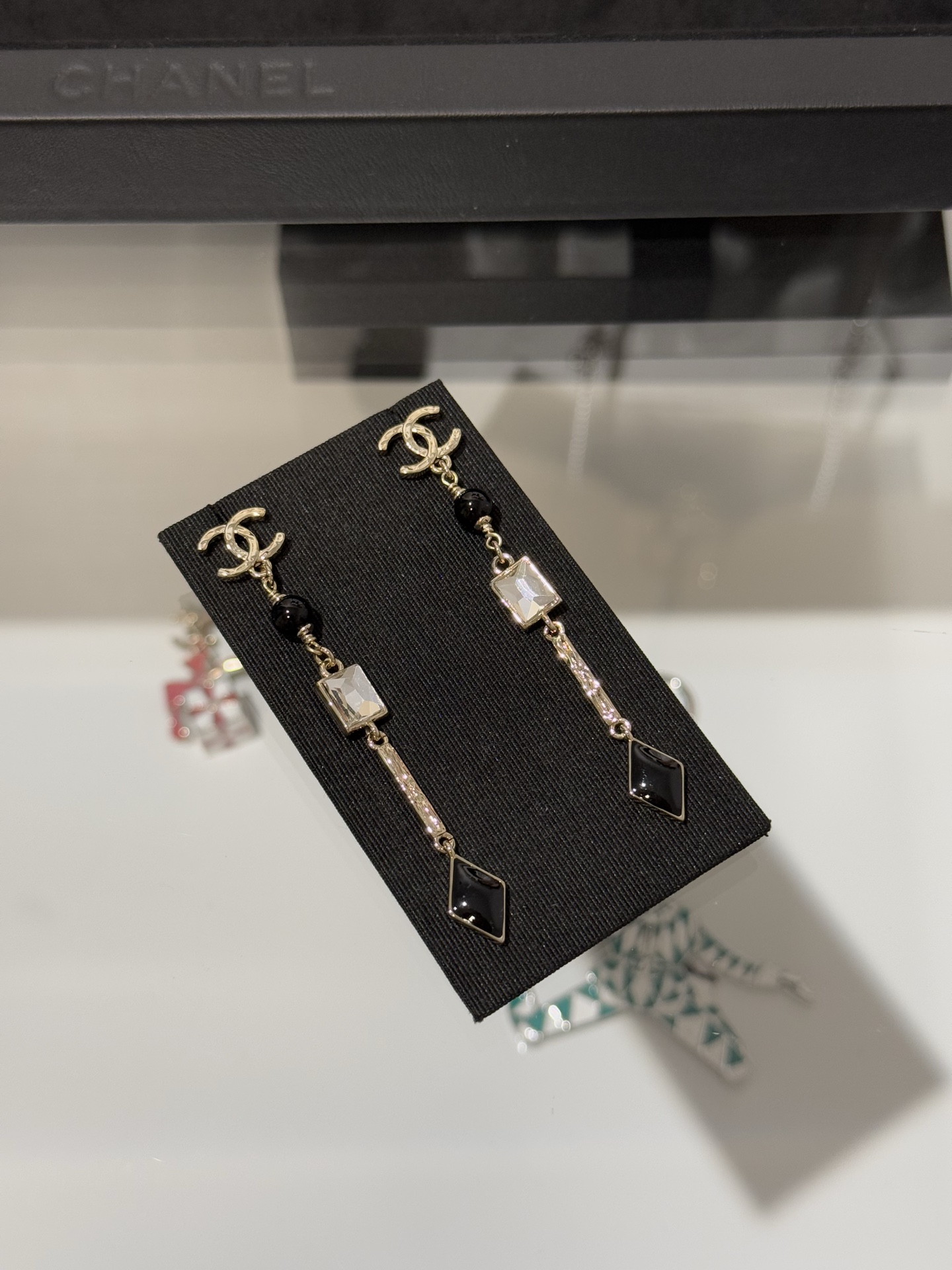 NO:714455,[New Product Sharing] Chanel 26x new holiday limited series light gold letter double C rhombus black enamel crystal diamond black onyx long earrings. Geometric figure + black onyx + green enamel design. Very design sense. It can be the finishing touch for daily matching or date dinner wear,,chanel,earrings,Cardia high-end jewelry19860909【新品分享】 Chanel 26x新款节日限定系列浅金色字母双c菱形黑珐琅晶钻黑玛瑙长款耳环 几何图形+黑玛瑙+绿珐琅设计 非常有设计感 日常搭配or约会晚宴佩戴都能起到点睛之笔,,chanel,earrings,卡迪亚高端饰品,Jewelry