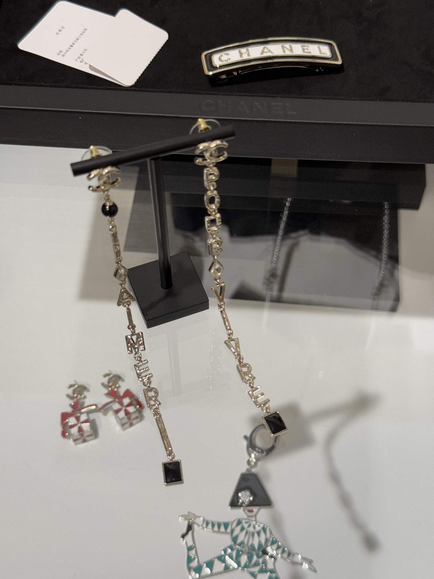 NO:714458,[New product sharing] Chanel 26x new holiday limited series ab light gold letter double C black enamel rhombus crystal diamond black onyx long earrings extra long tassel + asymmetrical letter design very smart and design sense black onyx enamel matching wear to highlight your personal temperament, chanel earrings, Cartier high-end jewelry19860909【新品分享】 Chanel 26x新款节日限定系列ab款浅金色字母双c黑珐琅菱形晶钻黑玛瑙长款耳环 超长流苏+不对称字母设计 非常灵动有设计感 黑玛瑙珐琅搭配 戴上更加凸显个人气质,,chanel,earrings,卡迪亚高端饰品,Jewelry