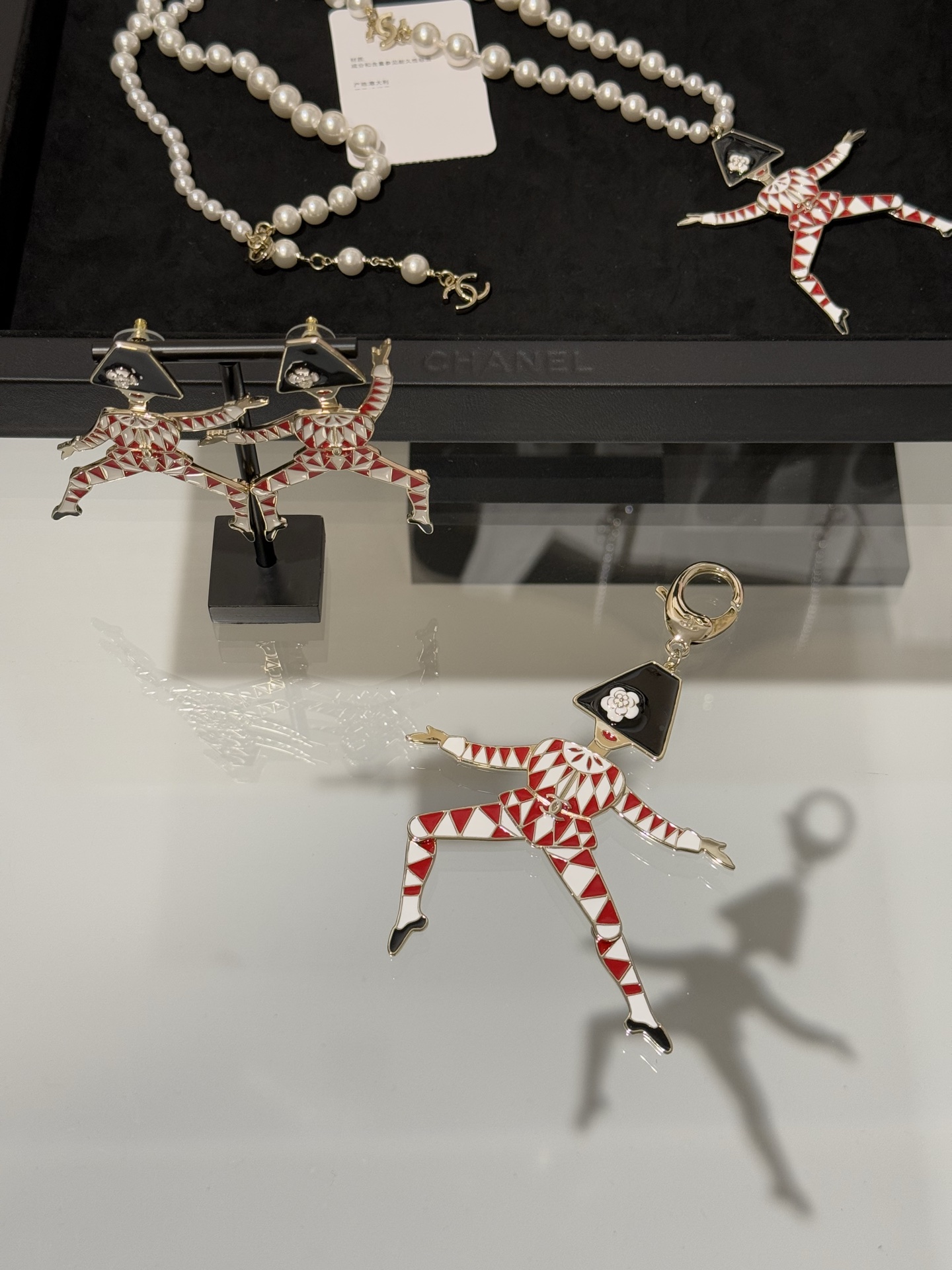 NO:714500,[New product sharing] Chanel 26x holiday limited series circus acrobatic clown keychain bag pendant, the same style as Shan Yichun, full of festive atmosphere. Wearing red and white enamel clothes and a black camellia hat. The hands and feet are flexible and movable. The design is very abstract and artistic. It is super cute and exquisite to decorate the bag or waist pendant. Chanel, keychain, hats, Cardia high-end jewelry19860909【新品分享】 Chanel 26x节日限定系列 马戏团杂技小丑钥匙扣包包挂件 单依纯同款 节日气氛满满 身穿红白珐琅衣服 头戴山茶花黑色礼帽 手脚灵活可动设计 非常抽象有艺术感 挂包包上or做腰部挂件点缀都超级可爱精致,,chanel,keychain,hats,卡迪亚高端饰品,Jewelry