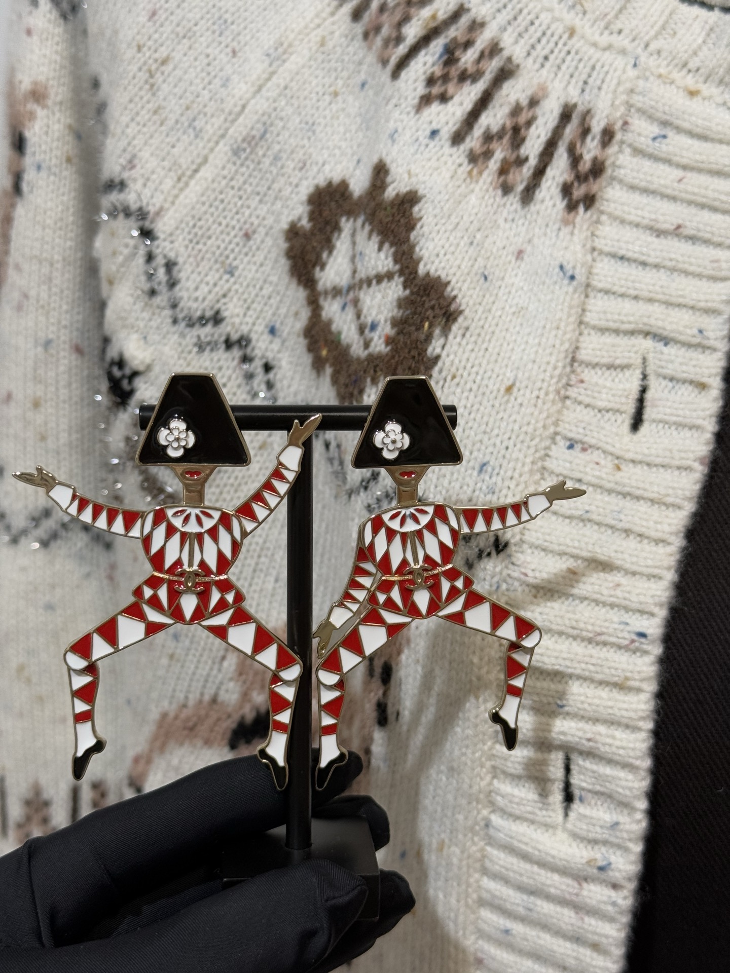 NO:714498,[New product sharing] Chanel 26x holiday limited series circus acrobatic clown earrings, wearing red and white enamel clothes, wearing a camellia black top hat, flexible hands and feet design, very abstract and artistic, oversized size, wearing presence, super cute and exquisite,,chanel,earrings,hats,Cardia high-end jewelry19860909【新品分享】 Chanel 26x节日限定系列 马戏团杂技小丑耳环 身穿红白珐琅衣服 头戴山茶花黑色礼帽 手脚灵活可动设计 非常抽象有艺术感 超大尺寸 戴上有存在感超级可爱精致,,chanel,earrings,hats,卡迪亚高端饰品,Jewelry