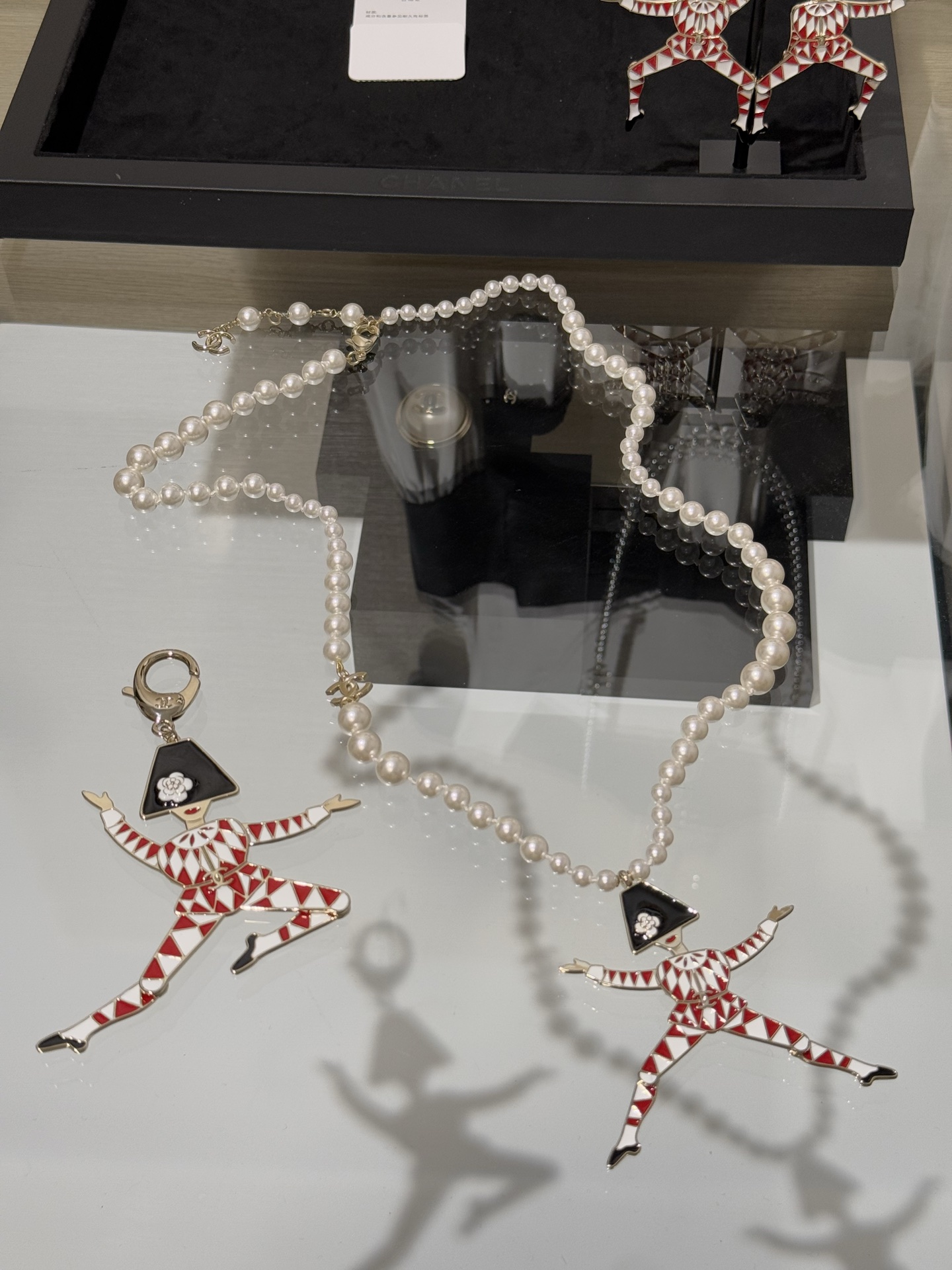 NO:714496,[New product sharing] Chanel 26x holiday limited series, circus acrobatic clown double C pearl necklace long chain, wearing red and white enamel clothes, wearing a camellia black top hat, flexible hands and feet design, very abstract and artistic, oversized size, wearing presence, super cute and exquisite,,chanel,necklace,hats,Cardia high-end jewelry19860909【新品分享】 Chanel 26x节日限定系列 马戏团杂技小丑双c珍珠项链长链 身穿红白珐琅衣服 头戴山茶花黑色礼帽 手脚灵活可动设计 非常抽象有艺术感 超大尺寸 戴上有存在感超级可爱精致,,chanel,necklace,hats,卡迪亚高端饰品,Jewelry