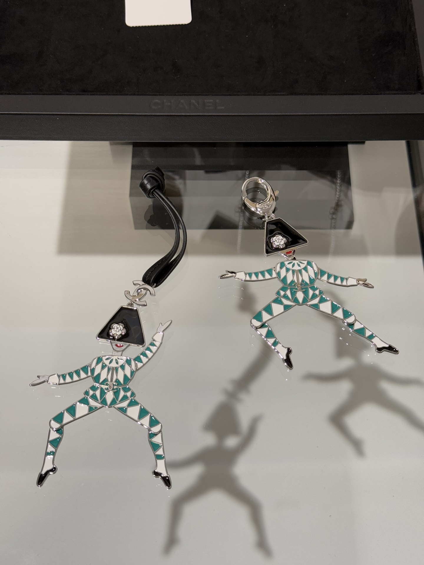 NO:714494,[New product sharing] Chanel 26x holiday limited series circus acrobatic clown keychain bag pendant. Wearing white and green enamel clothes and a camellia black top hat. The hands and feet are flexible and movable. The design is very abstract and artistic. It is super cute and exquisite to hang on the bag or as a waist pendant. Chanel, keychain, hats, Cardia high-end jewelry19860909【新品分享】 Chanel 26x节日限定系列 马戏团杂技小丑钥匙扣包包挂件 身穿白绿珐琅衣服 头戴山茶花黑色礼帽 手脚灵活可动设计 非常抽象有艺术感 挂包包上or做腰部挂件点缀都超级可爱精致,,chanel,keychain,hats,卡迪亚高端饰品,Jewelry